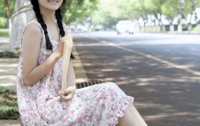 426/恰恰~【花漾足间】夏日街头,碎花裙与鞋袜共绘温柔。