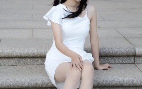 432/恰恰~【优雅绽露】 白裙高跟相伴,勾勒曼妙韵致。