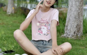 466/小念~【一伸一蜷】 粉衣短裤,脚与风的游戏。