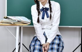 478/七七~【制服姿态】扯辫、伸脚,制服穿搭的小调皮。