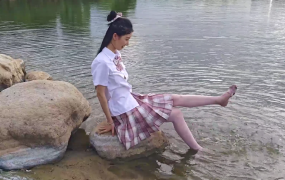 569/灯灯~【湖畔嬉水】粉裙白袜湖边戏,踏水玩沙乐无边。