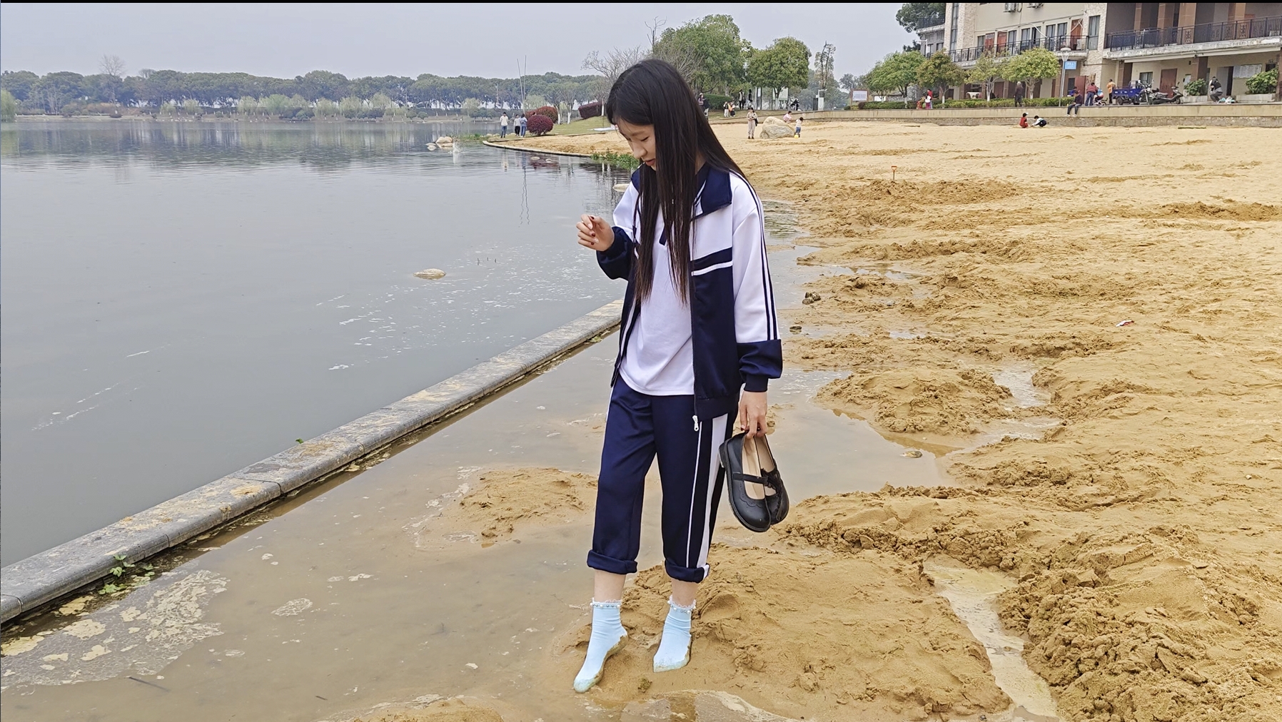 413/月月~【袜履沙欢】脚丫着袜戏沙间，逸趣悄然蔓延。