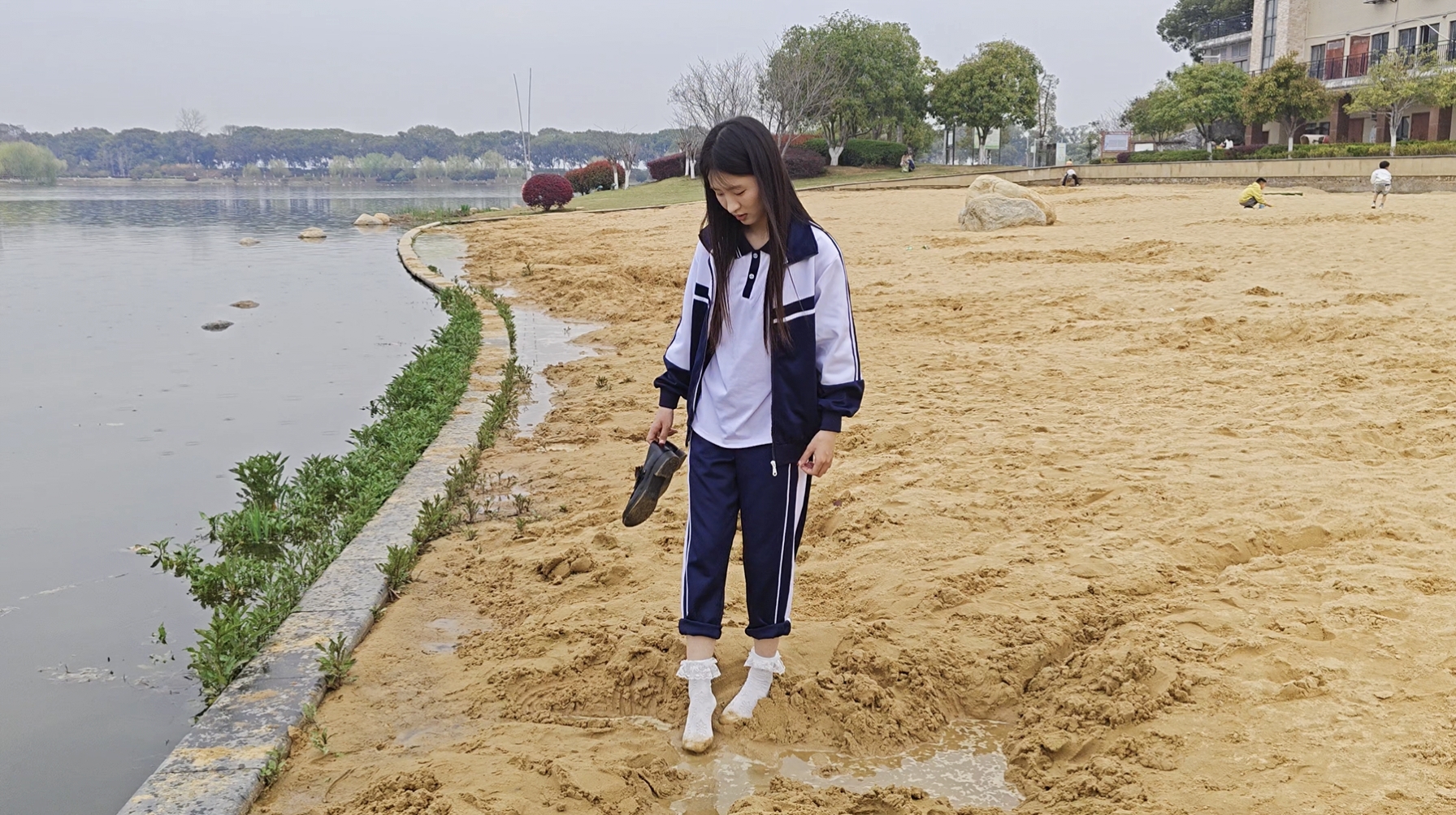 413/月月~【袜履沙欢】脚丫着袜戏沙间，逸趣悄然蔓延。