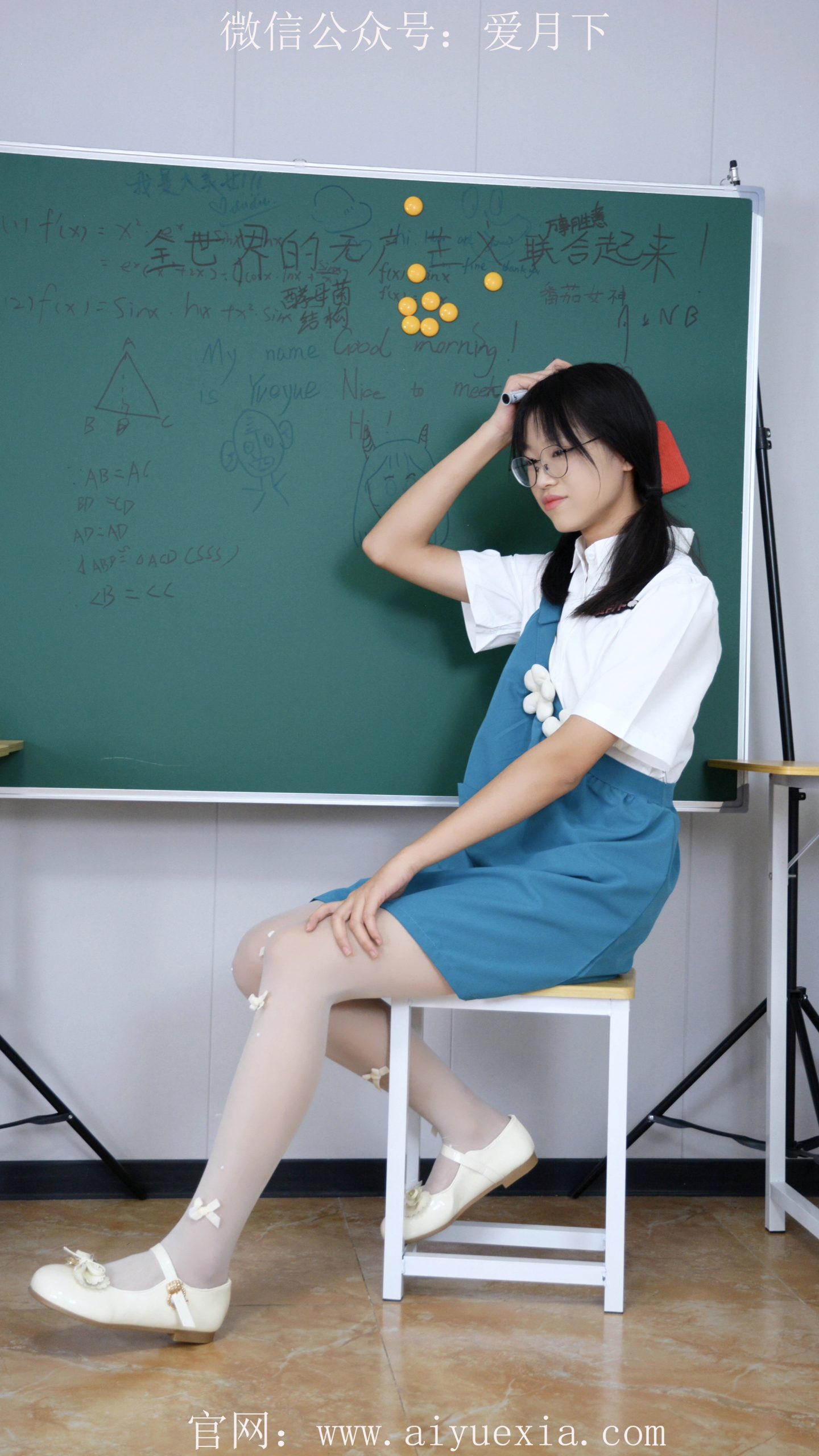 414/小念~【学苑甜影】蓝白套装配萌袜，校园添青春韵。