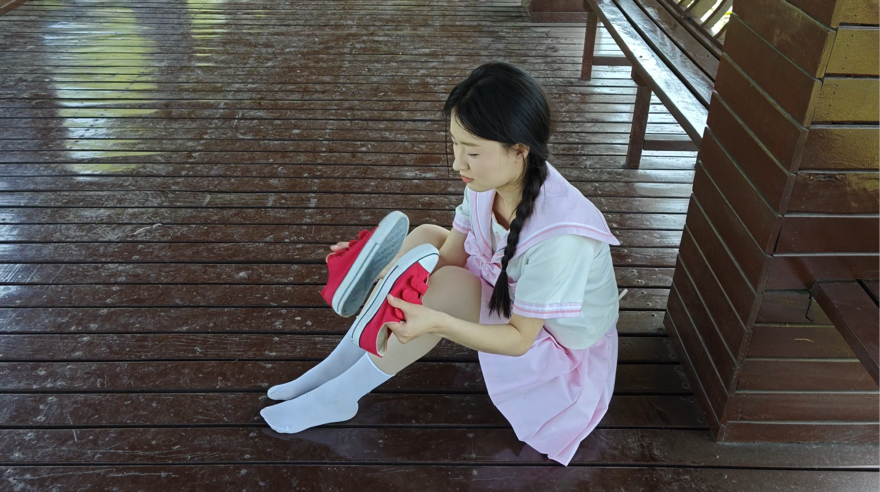 425/月月~【鞋里”异物”】不同姿势穿鞋，遇异物脱鞋倾倒再穿。