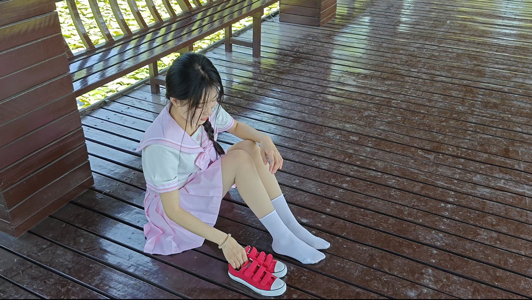 425/月月~【鞋里”异物”】不同姿势穿鞋，遇异物脱鞋倾倒再穿。