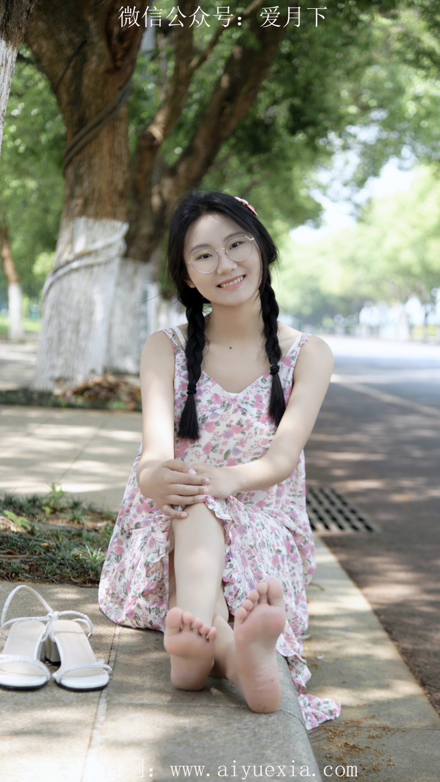 426/恰恰~【花漾足间】夏日街头，碎花裙与鞋袜共绘温柔。