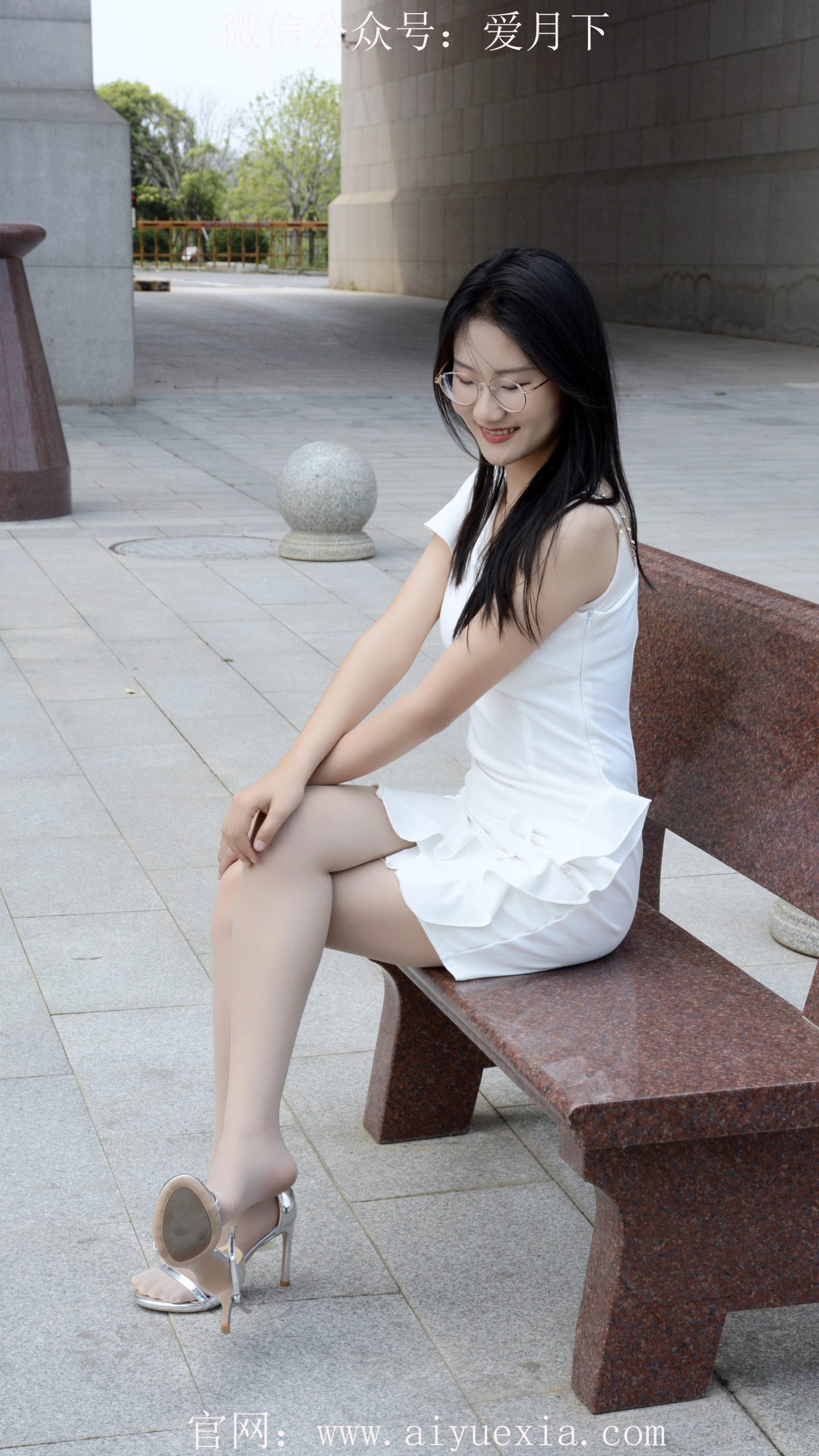 432/恰恰~【优雅绽露】 白裙高跟相伴，勾勒曼妙韵致。