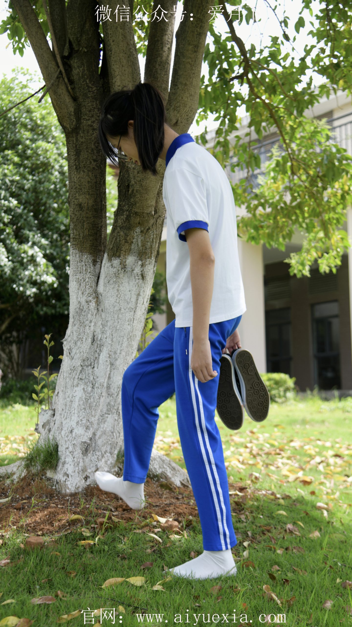 433/小念~【玩水弄袜】少女脱袜玩水，袜履间藏童趣。