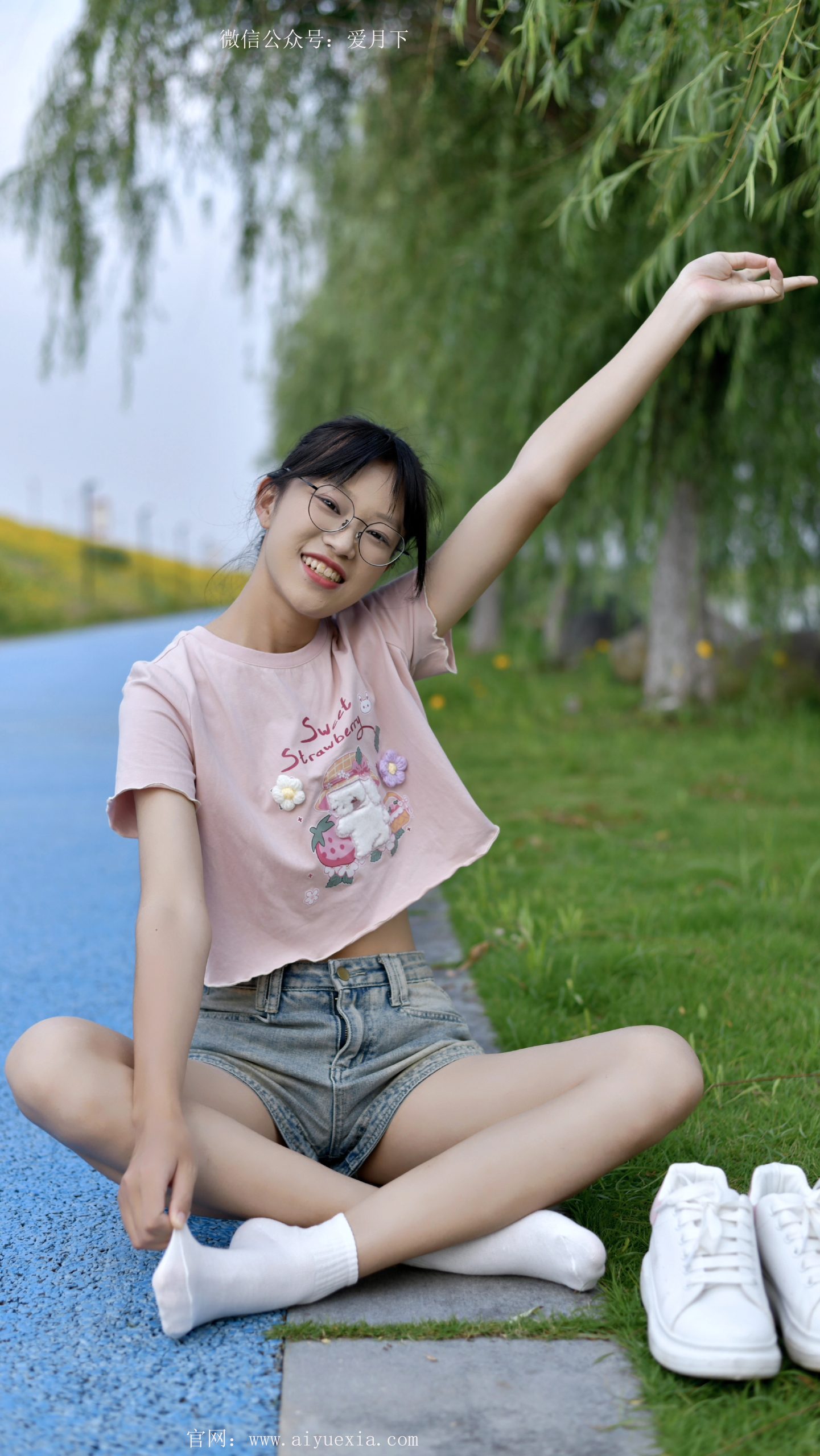 466/小念~【一伸一蜷】 粉衣短裤，脚与风的游戏。