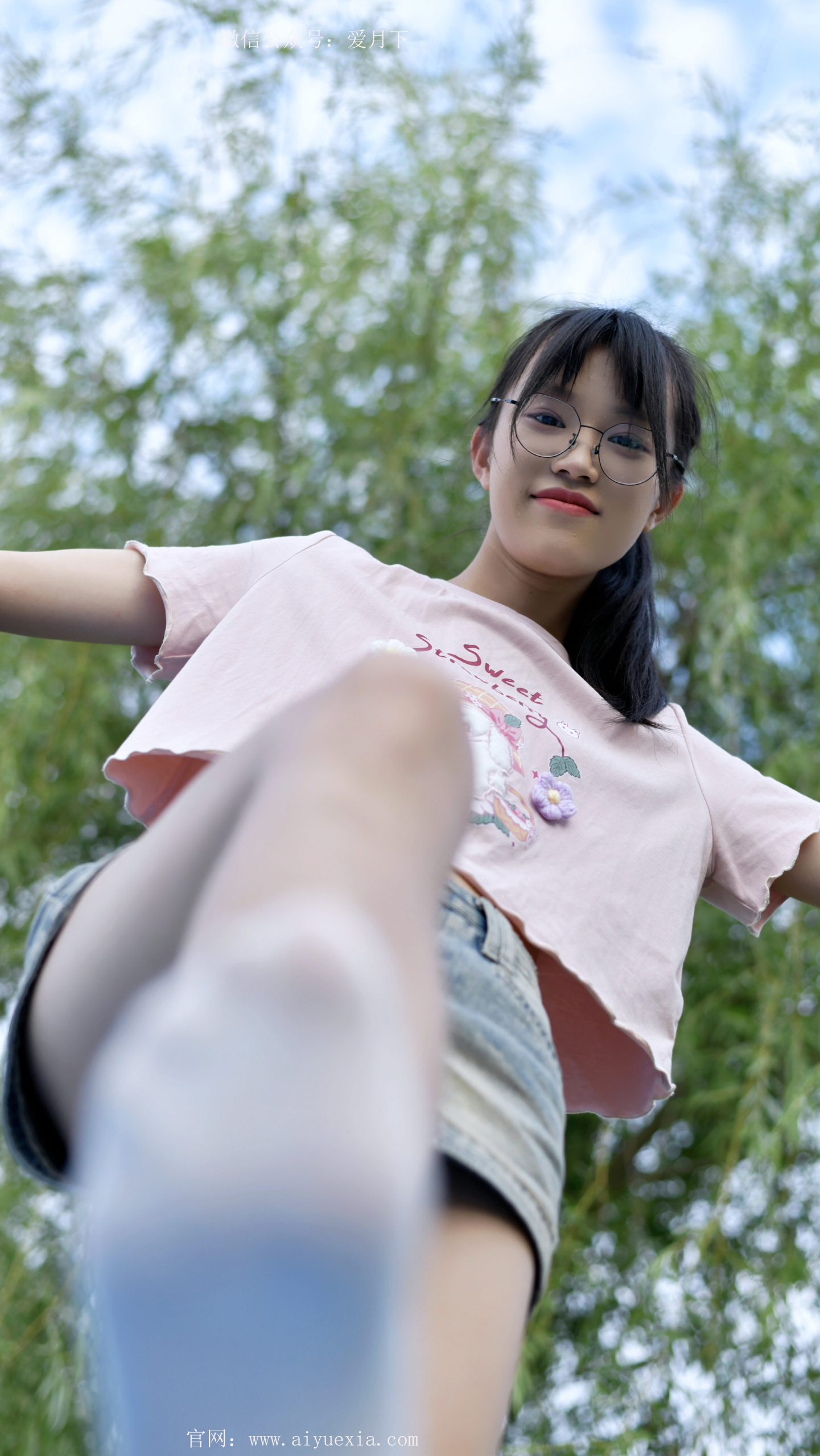466/小念~【一伸一蜷】 粉衣短裤，脚与风的游戏。