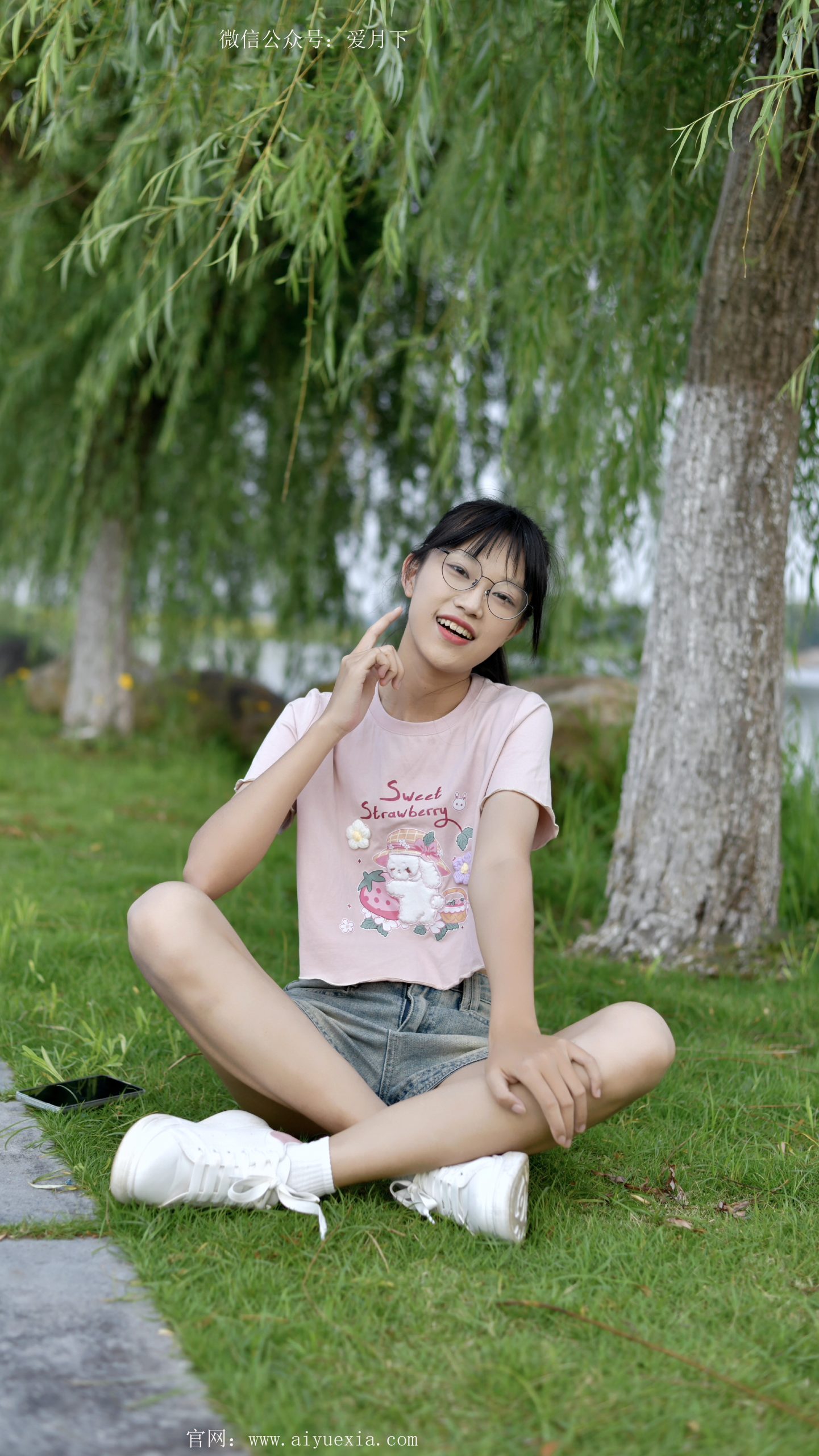 466/小念~【一伸一蜷】 粉衣短裤，脚与风的游戏。