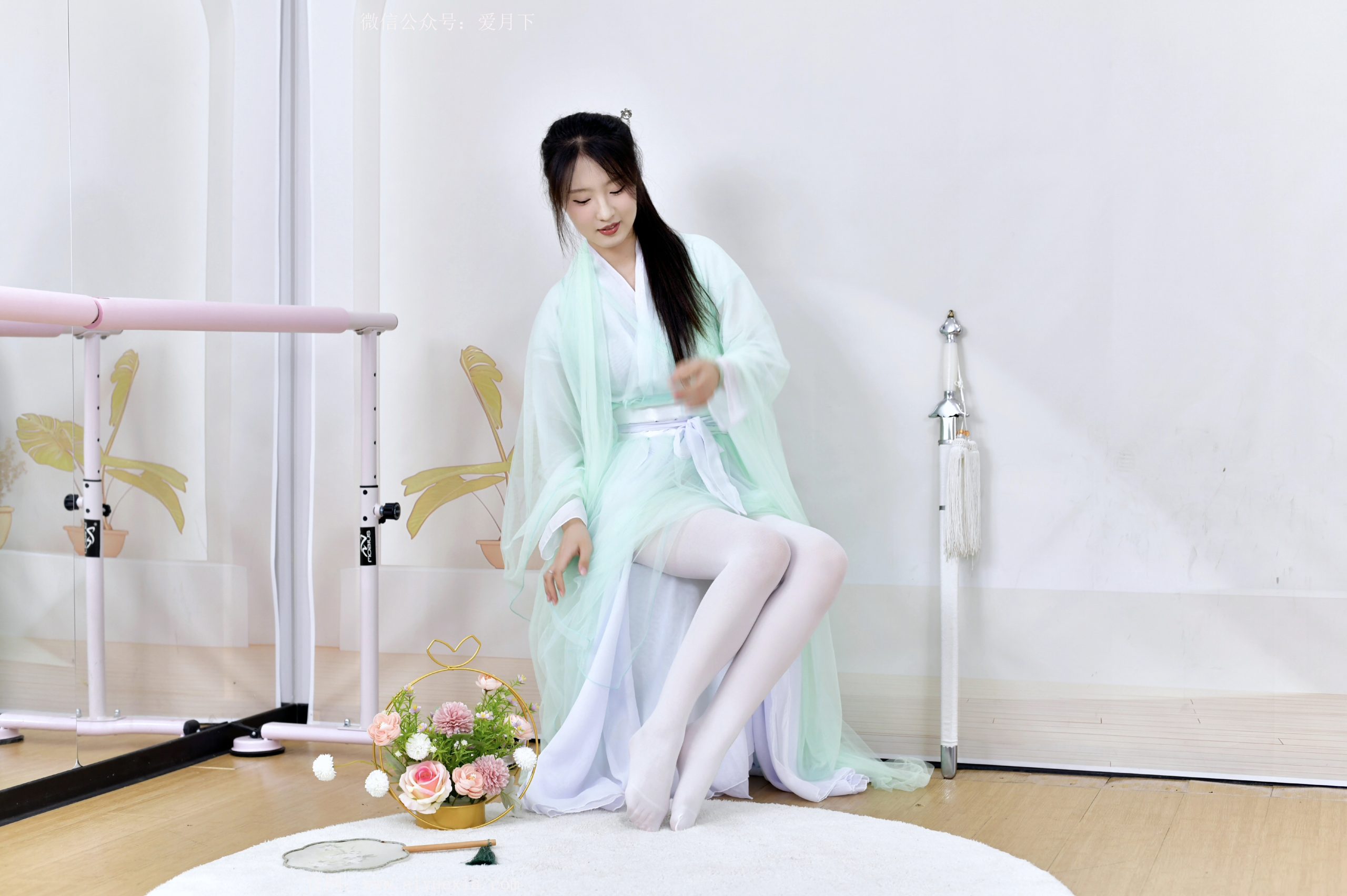 468/月月~【莲足雅韵】素袜裹足轻移，绣花鞋间古韵流。