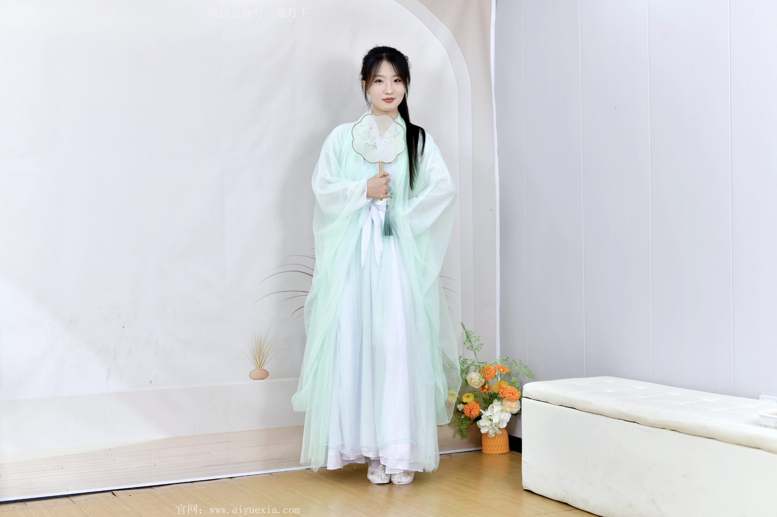 468/月月~【莲足雅韵】素袜裹足轻移，绣花鞋间古韵流。