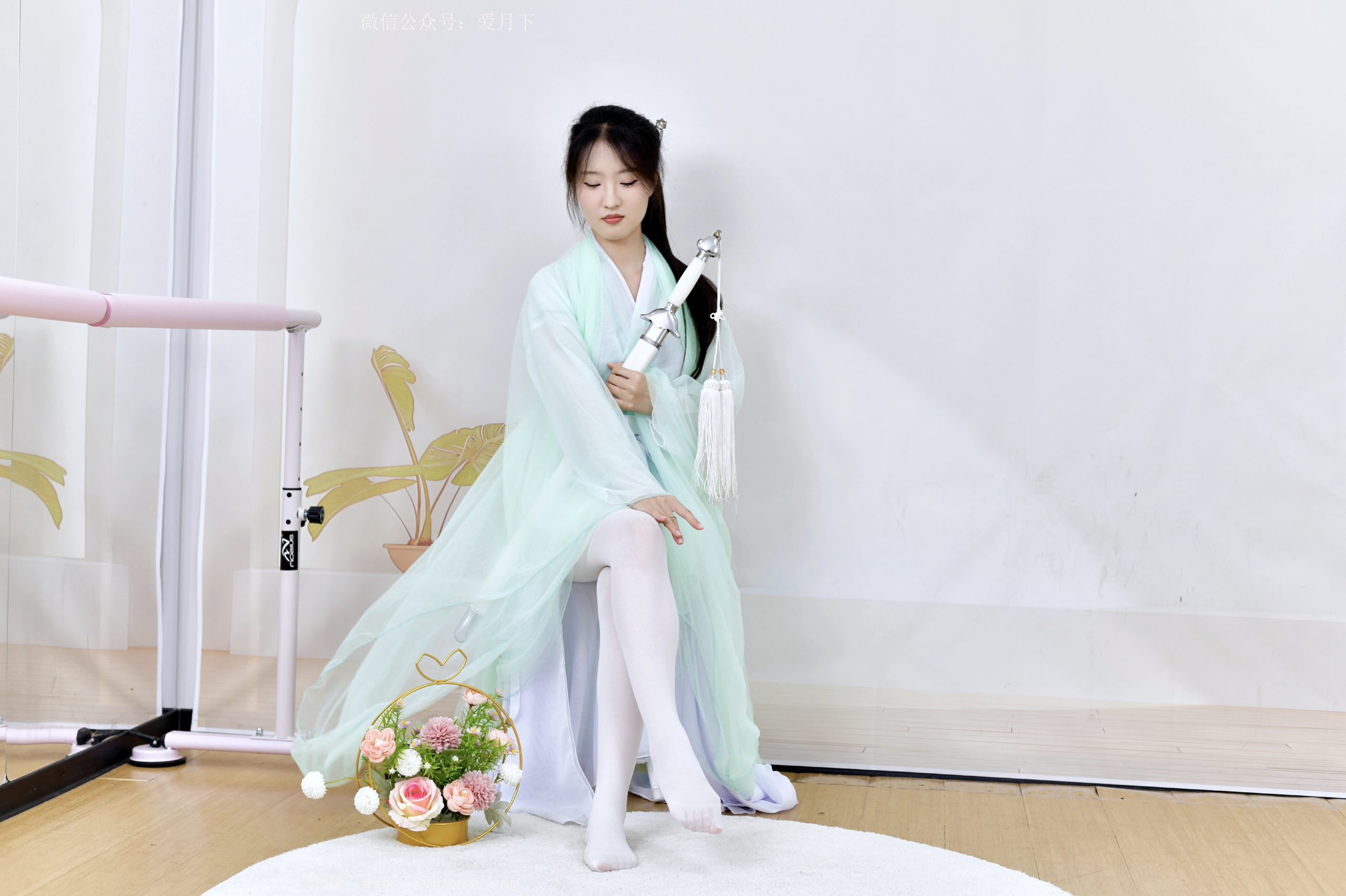 468/月月~【莲足雅韵】素袜裹足轻移，绣花鞋间古韵流。