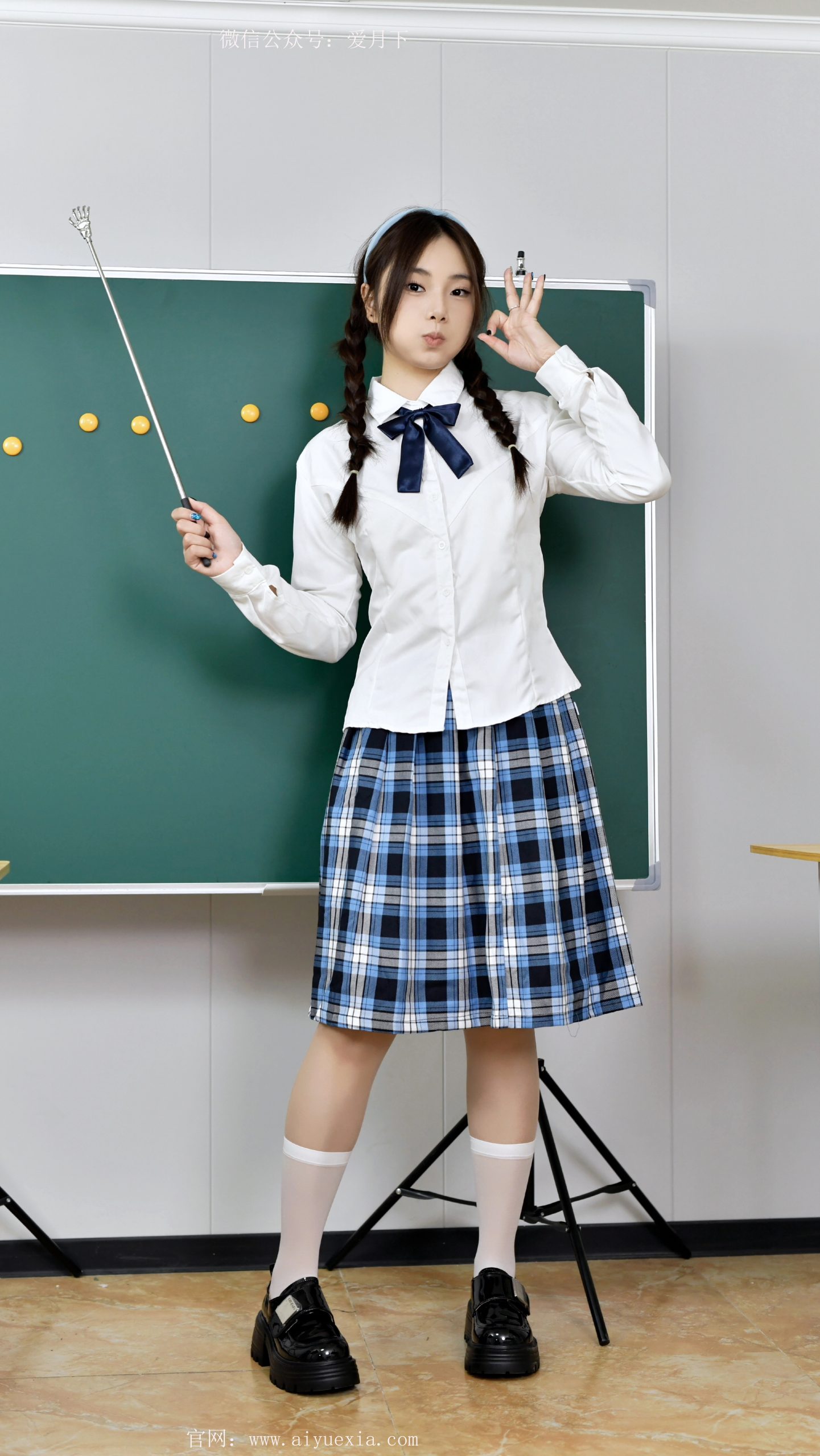 478/七七~【制服姿态】扯辫、伸脚，制服穿搭的小调皮。