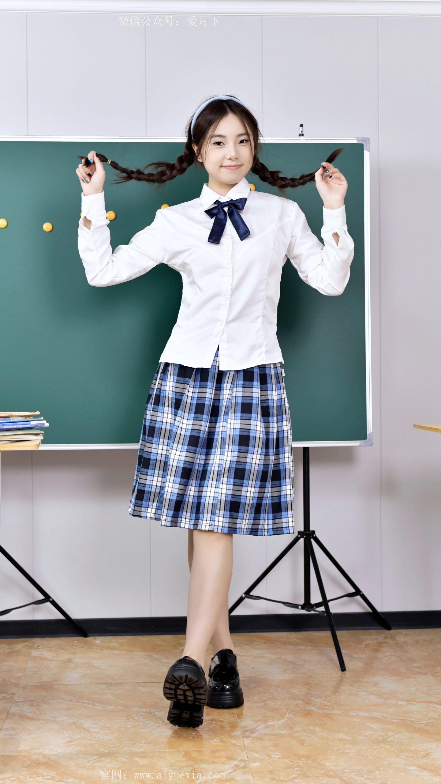 478/七七~【制服姿态】扯辫、伸脚，制服穿搭的小调皮。