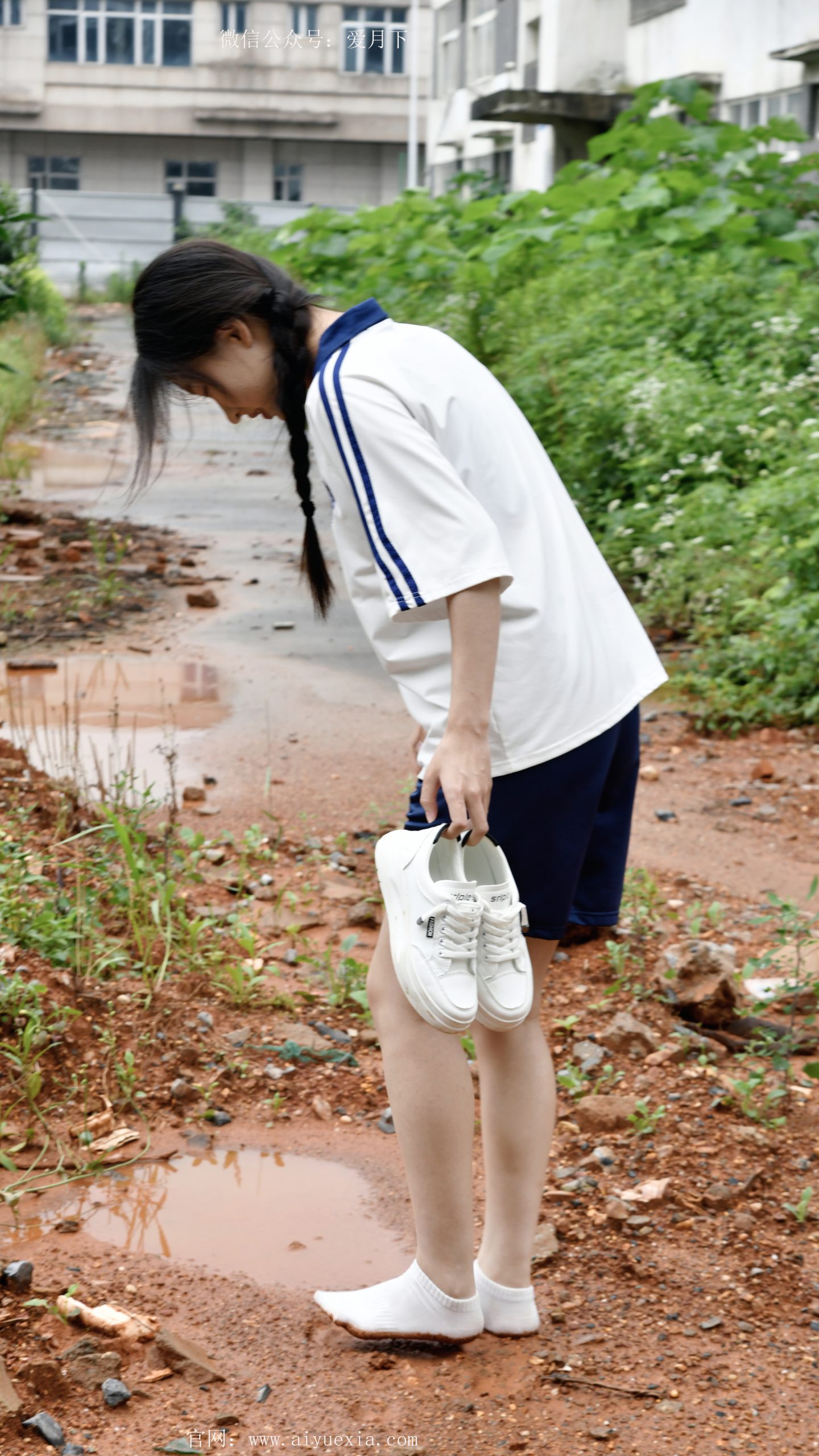 519/月月~【踩泥撒欢】 雨天踩泥，校服与童真共欢🌧️