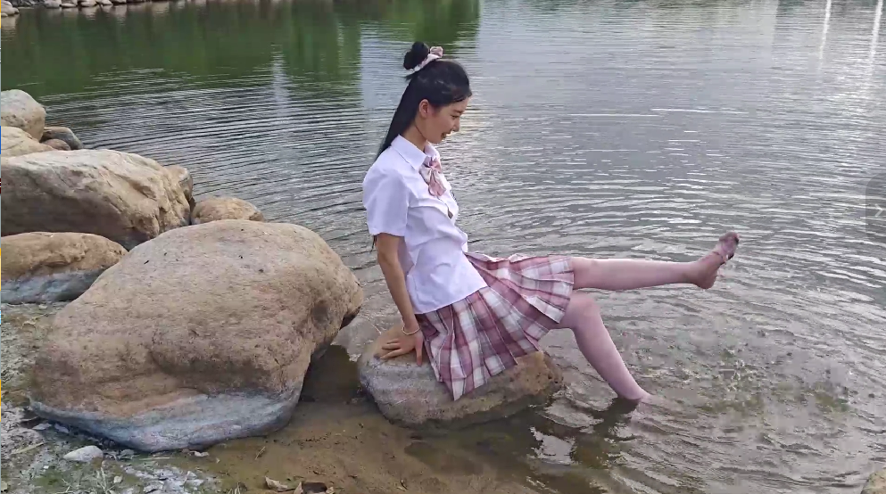 569/灯灯~【湖畔嬉水】粉裙白袜湖边戏，踏水玩沙乐无边。