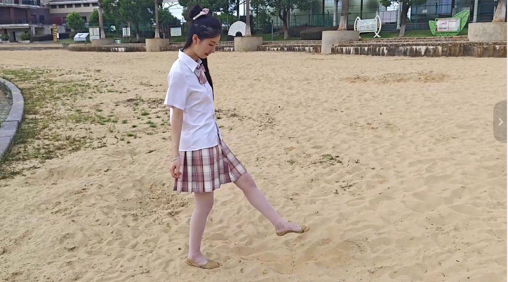 569/灯灯~【湖畔嬉水】粉裙白袜湖边戏，踏水玩沙乐无边。