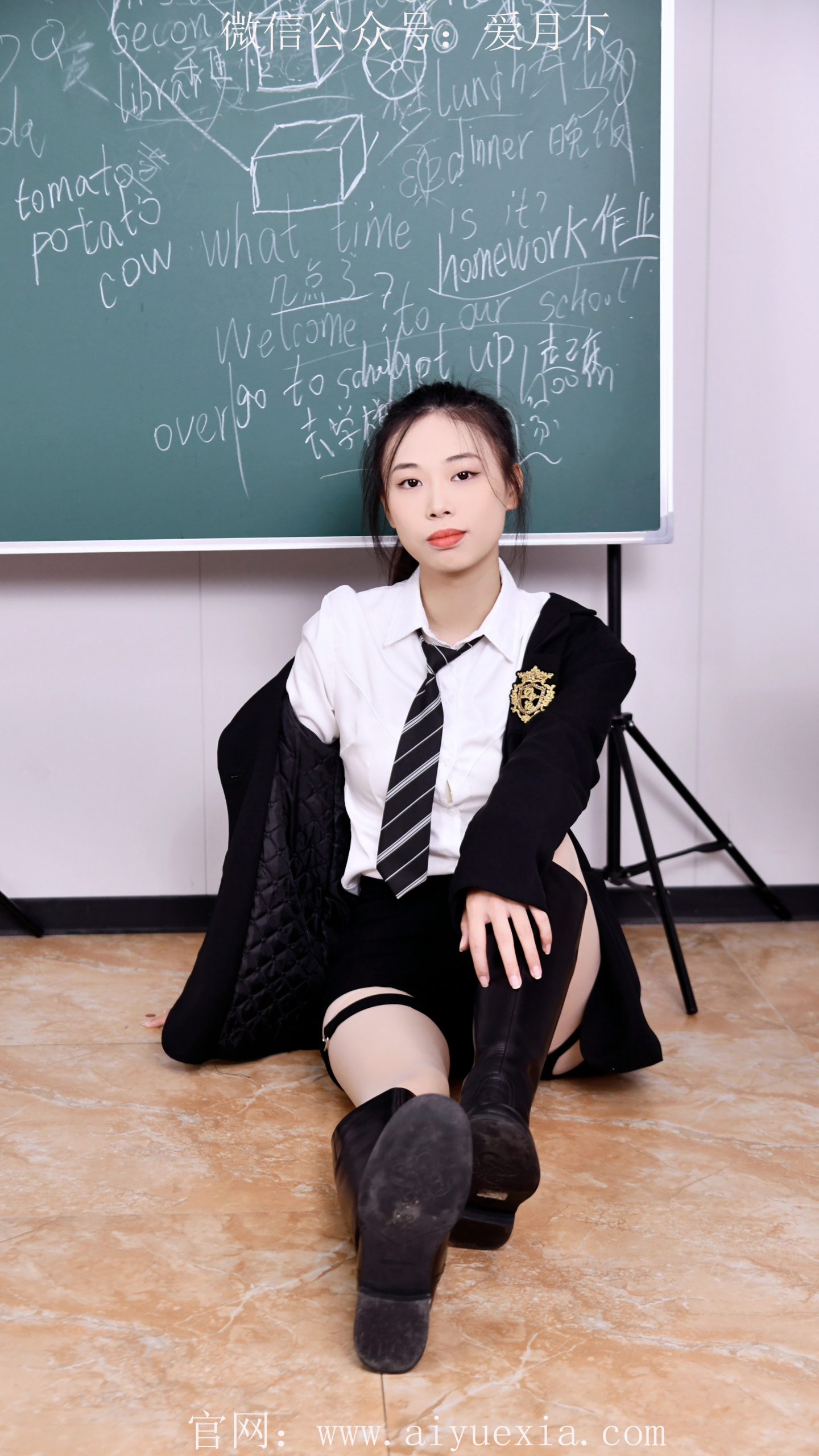 602/乐乐~【教室轻姿】衫裙衬纤腿，靴袜裹柔姿，教室漫轻慵。