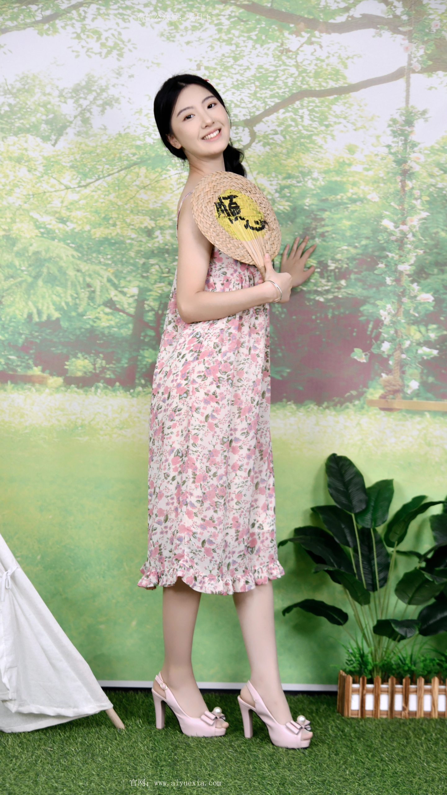 611/灯灯~【碎花肤丝】执扇倚椅，纤腿交叠，足尖漫夏甜。