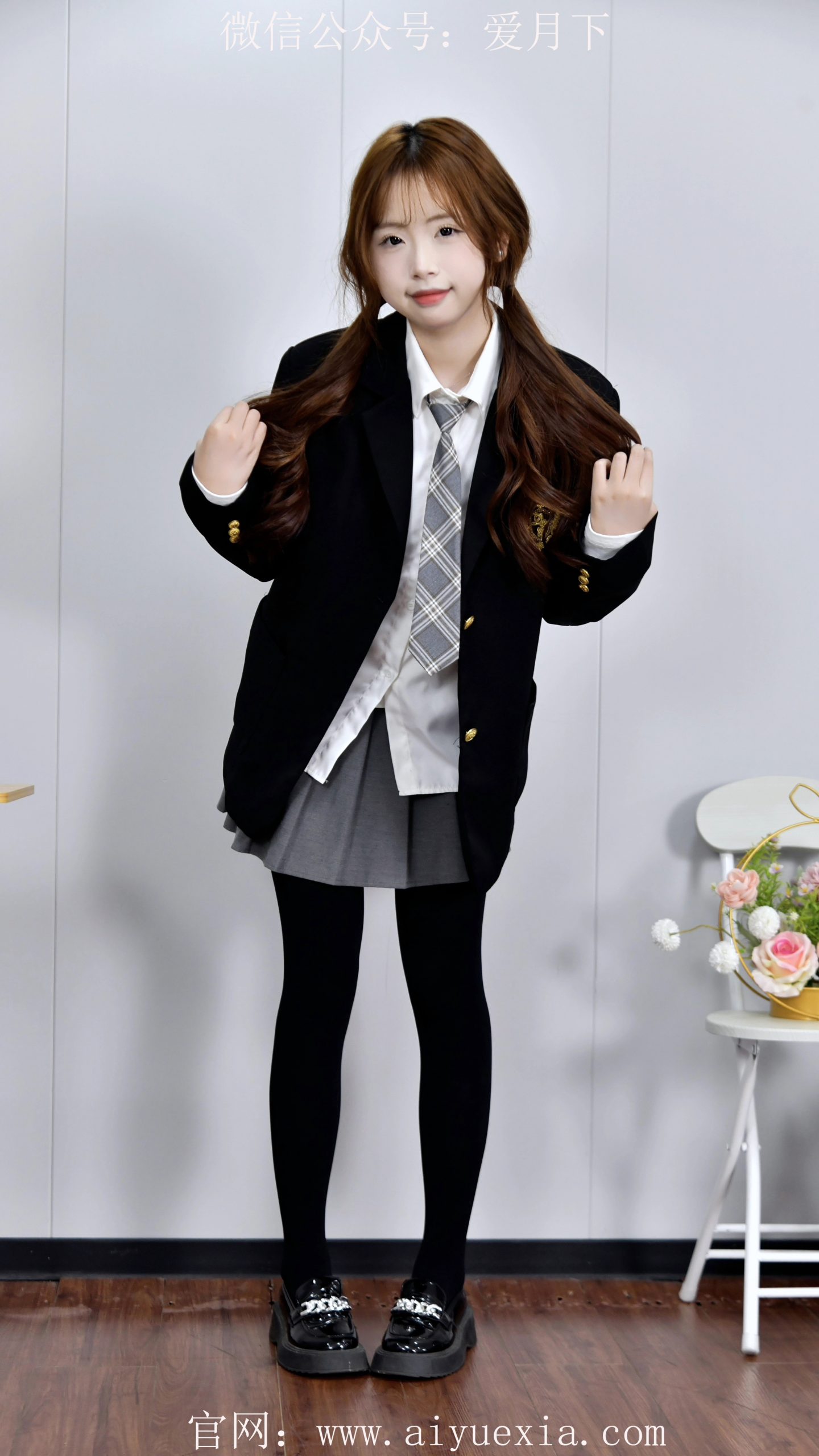 612/小鱼~【黑袜西装】倚凳抬腿，足尖轻叩，俏韵裹风情。