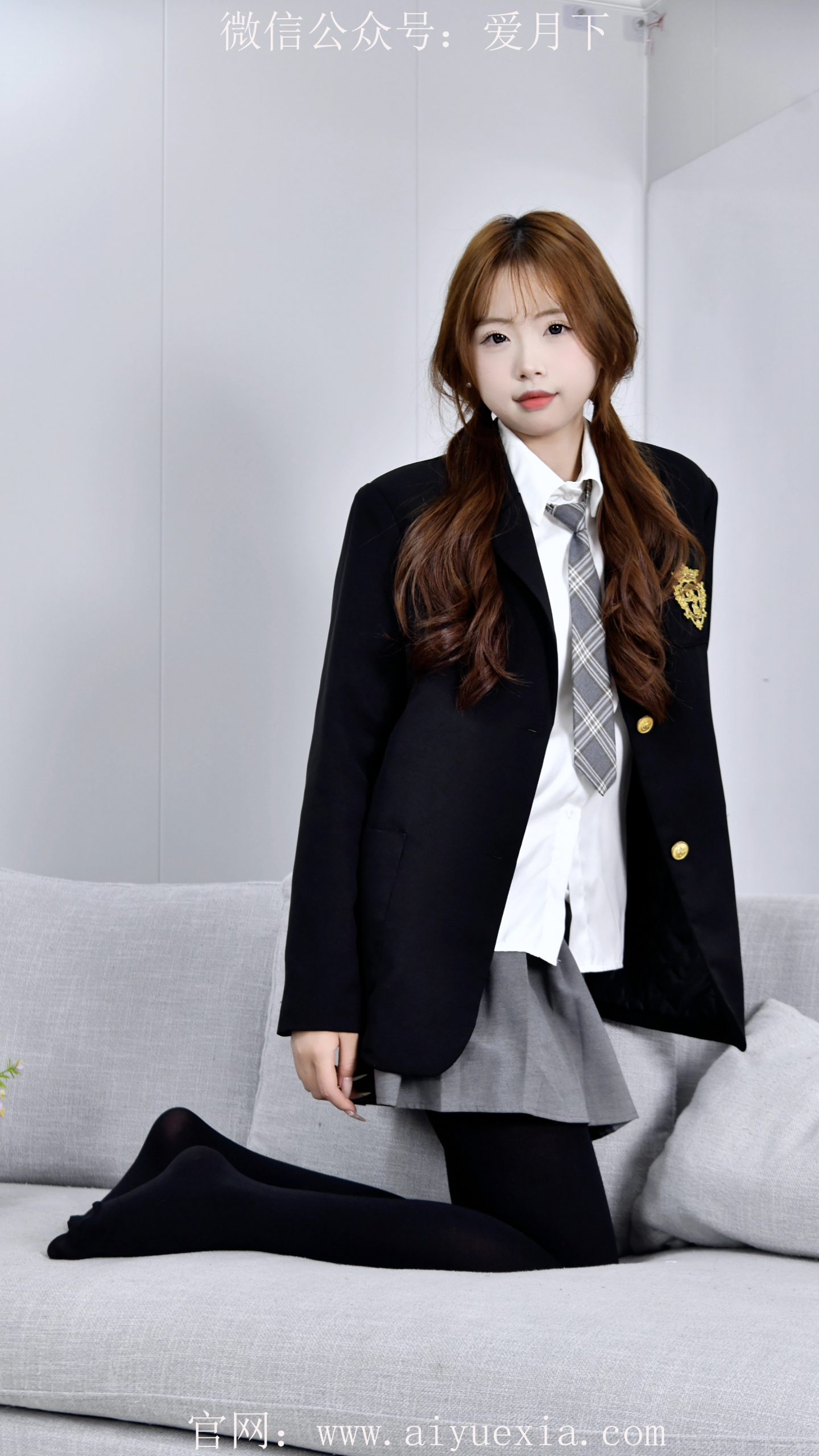 612/小鱼~【黑袜西装】倚凳抬腿，足尖轻叩，俏韵裹风情。