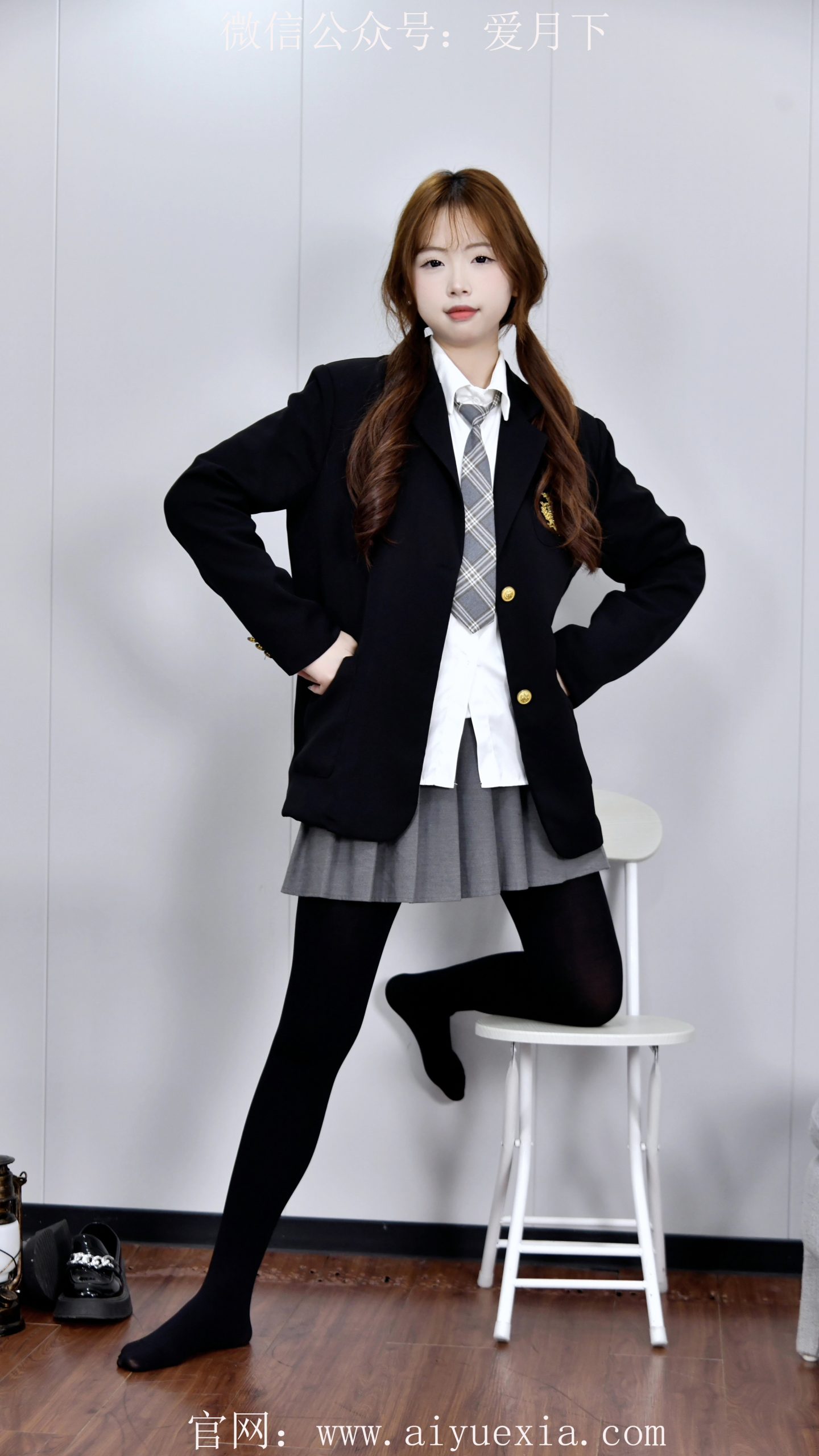 612/小鱼~【黑袜西装】倚凳抬腿，足尖轻叩，俏韵裹风情。