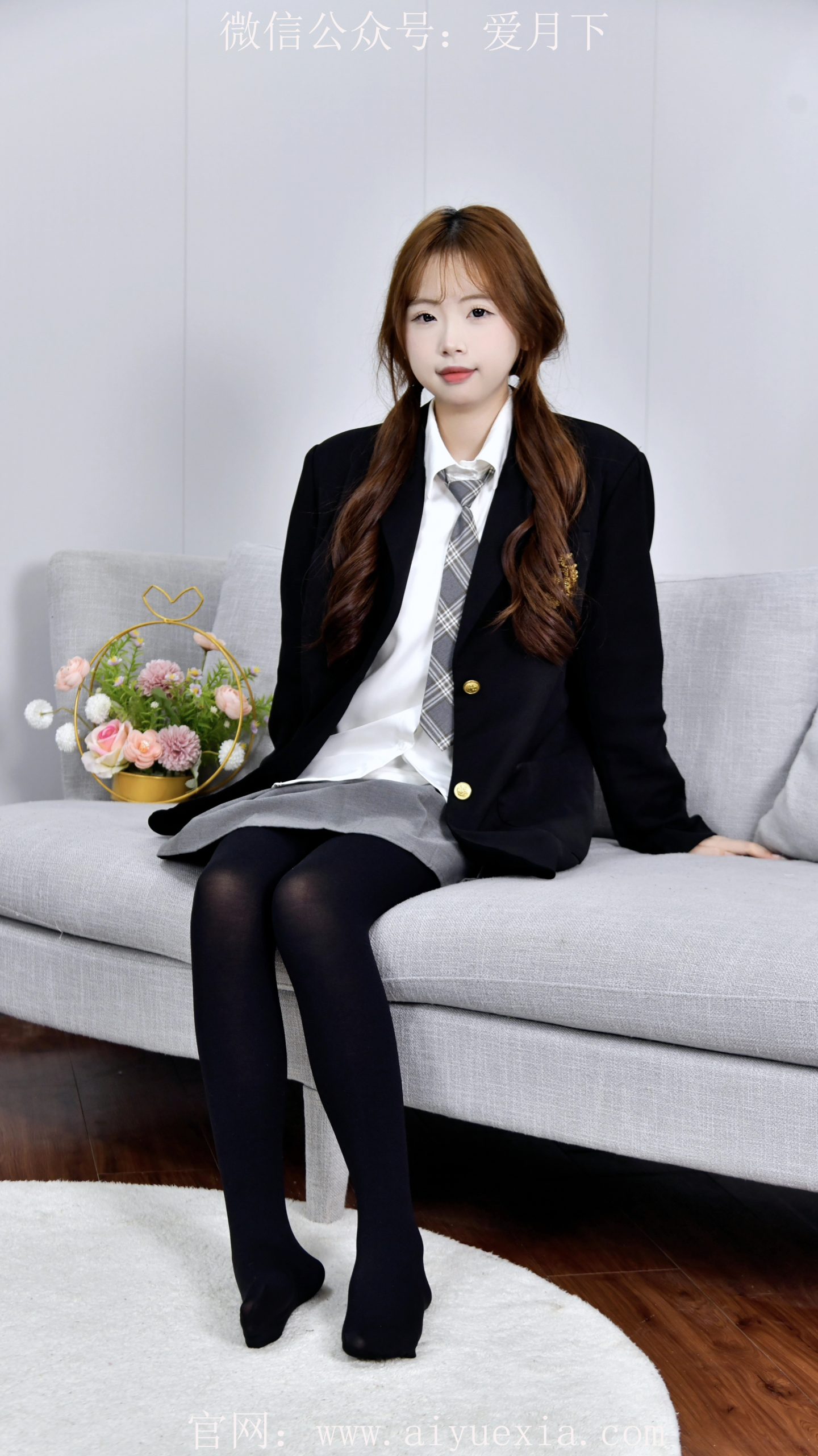 612/小鱼~【黑袜西装】倚凳抬腿，足尖轻叩，俏韵裹风情。