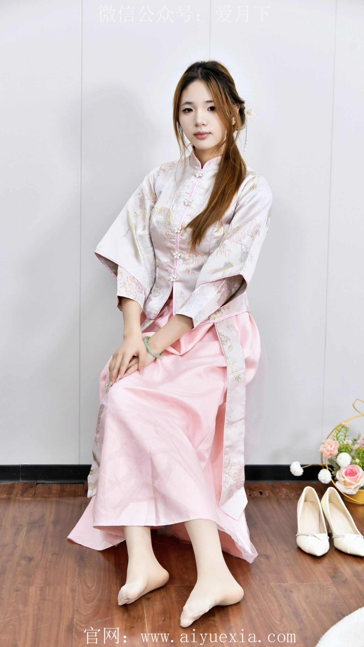 625/嘟嘟~【优雅灵动】新中式伴娘服，白高跟鞋显优雅姿态