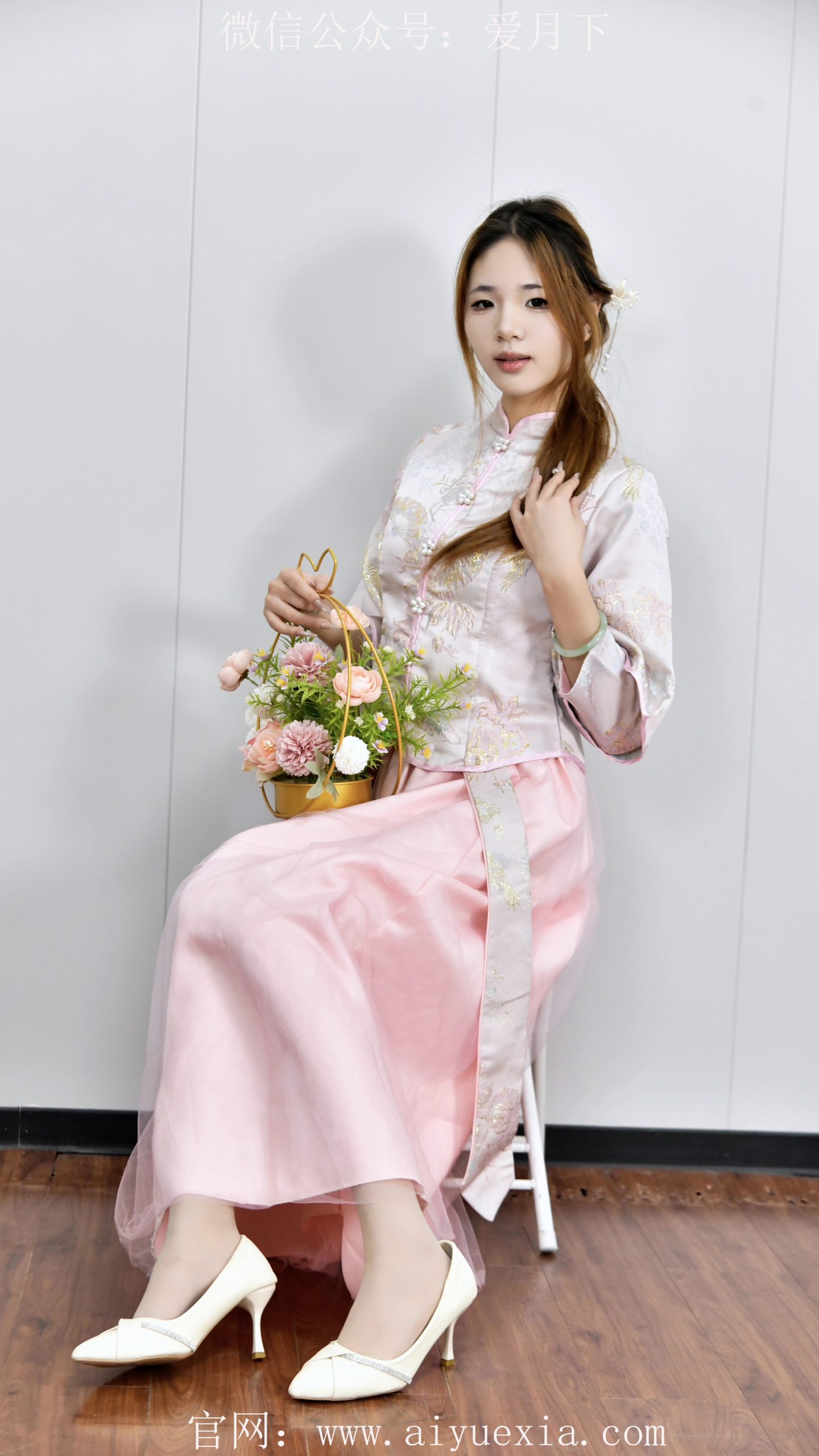 625/嘟嘟~【优雅灵动】新中式伴娘服，白高跟鞋显优雅姿态