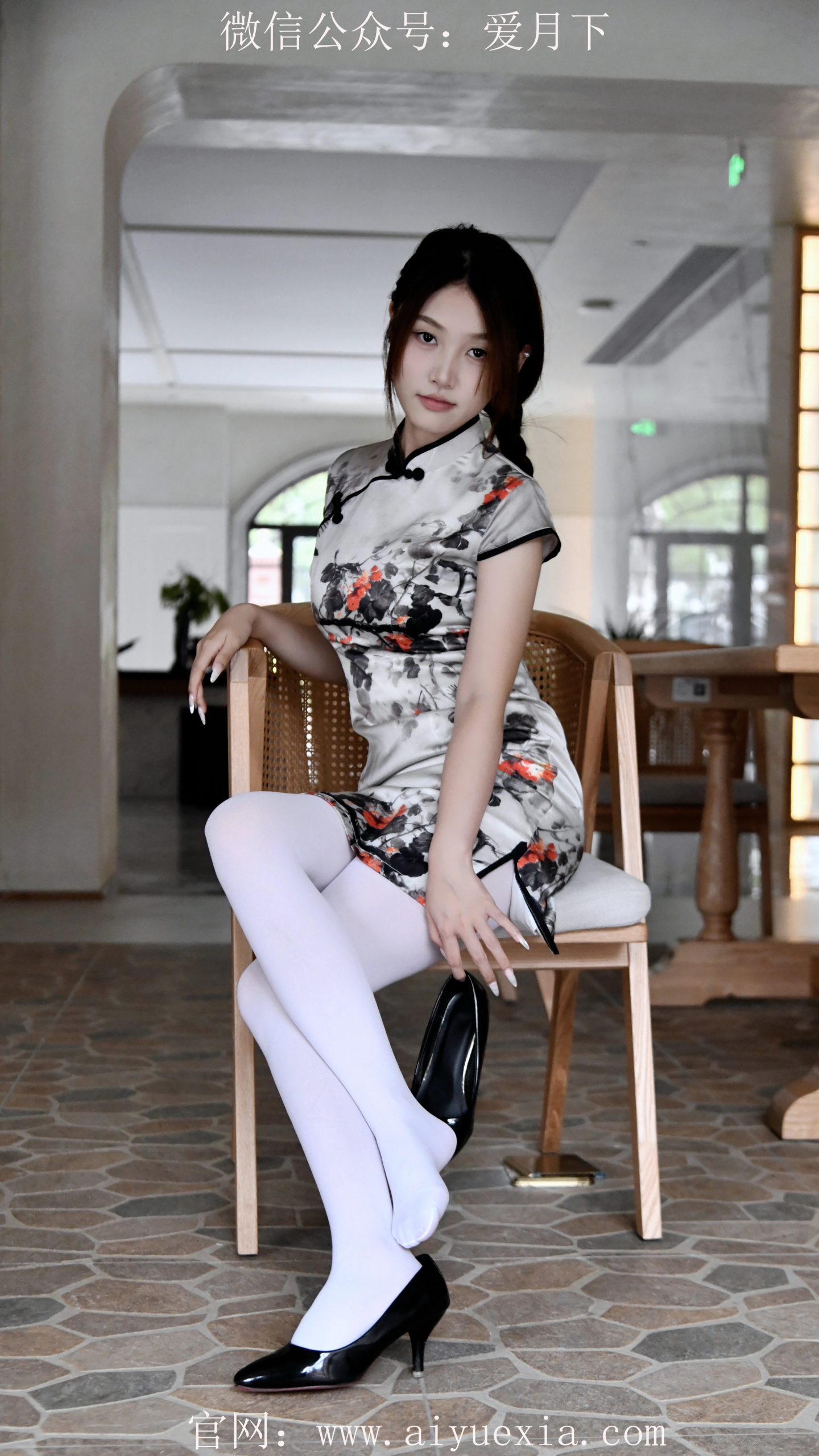 630/夏夏 ~【白袜俏姿】白袜裹腿配高跟，旗袍摇曳生韵。