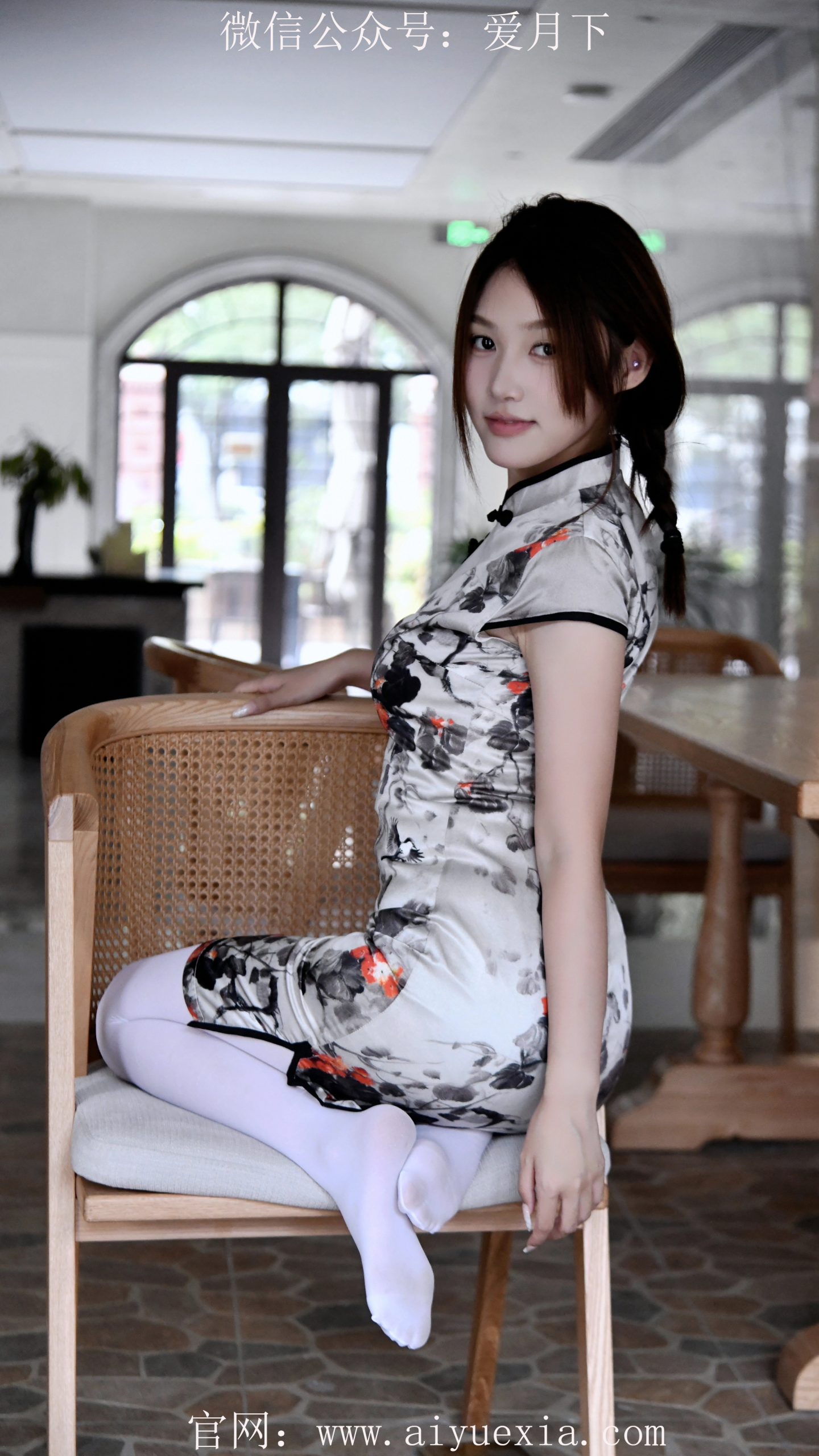 630/夏夏 ~【白袜俏姿】白袜裹腿配高跟，旗袍摇曳生韵。