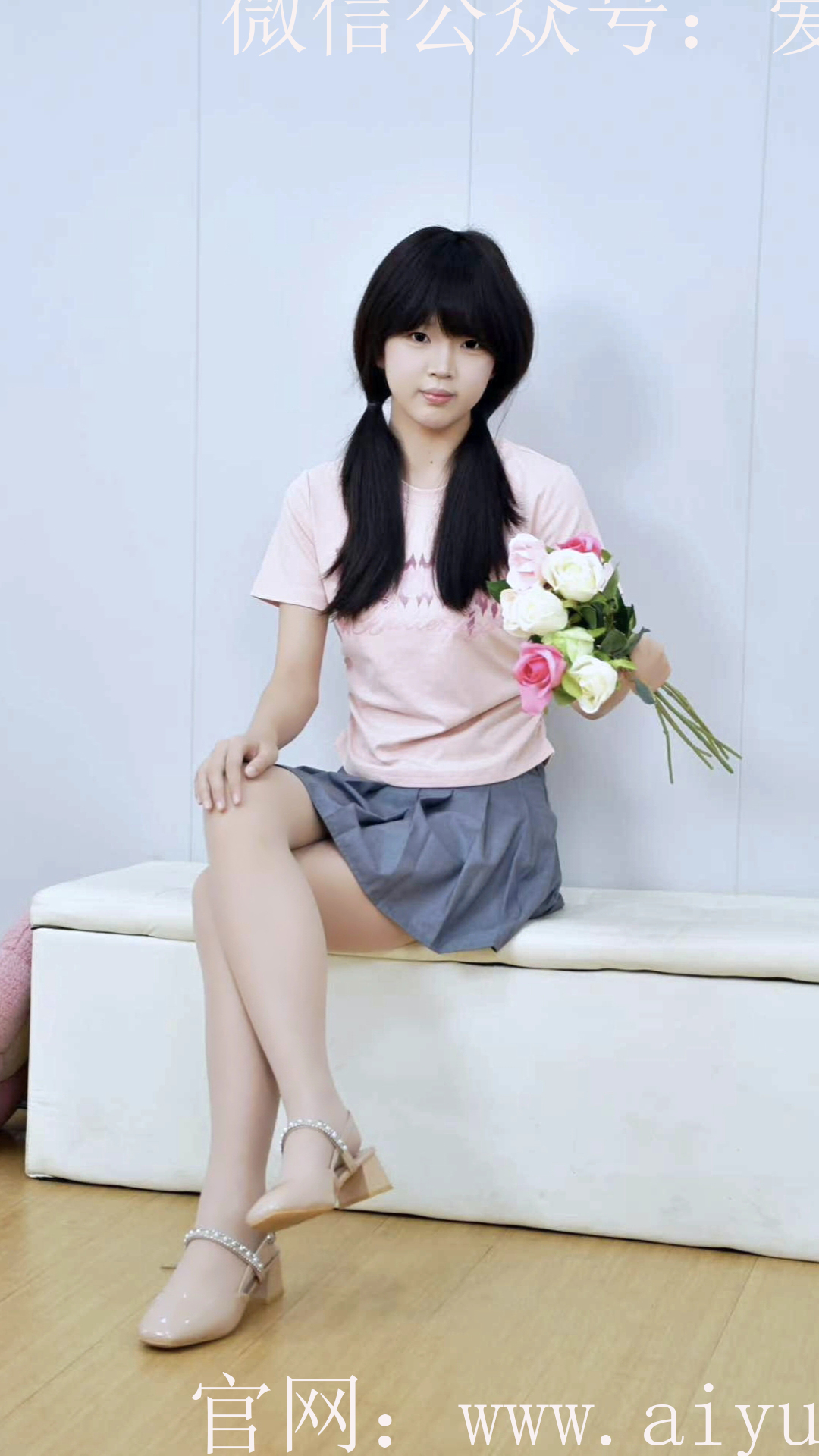 644/鑫鑫~【粉裙甜影】白墙木地粉衫配灰裙，玉足娇俏。