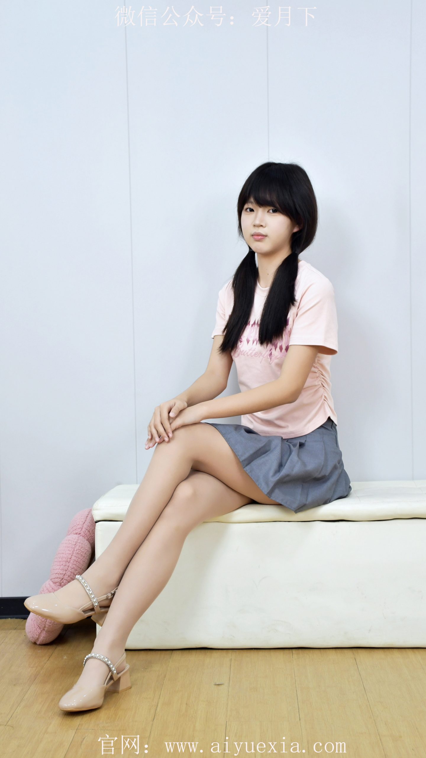 644/鑫鑫~【粉裙甜影】白墙木地粉衫配灰裙，玉足娇俏。