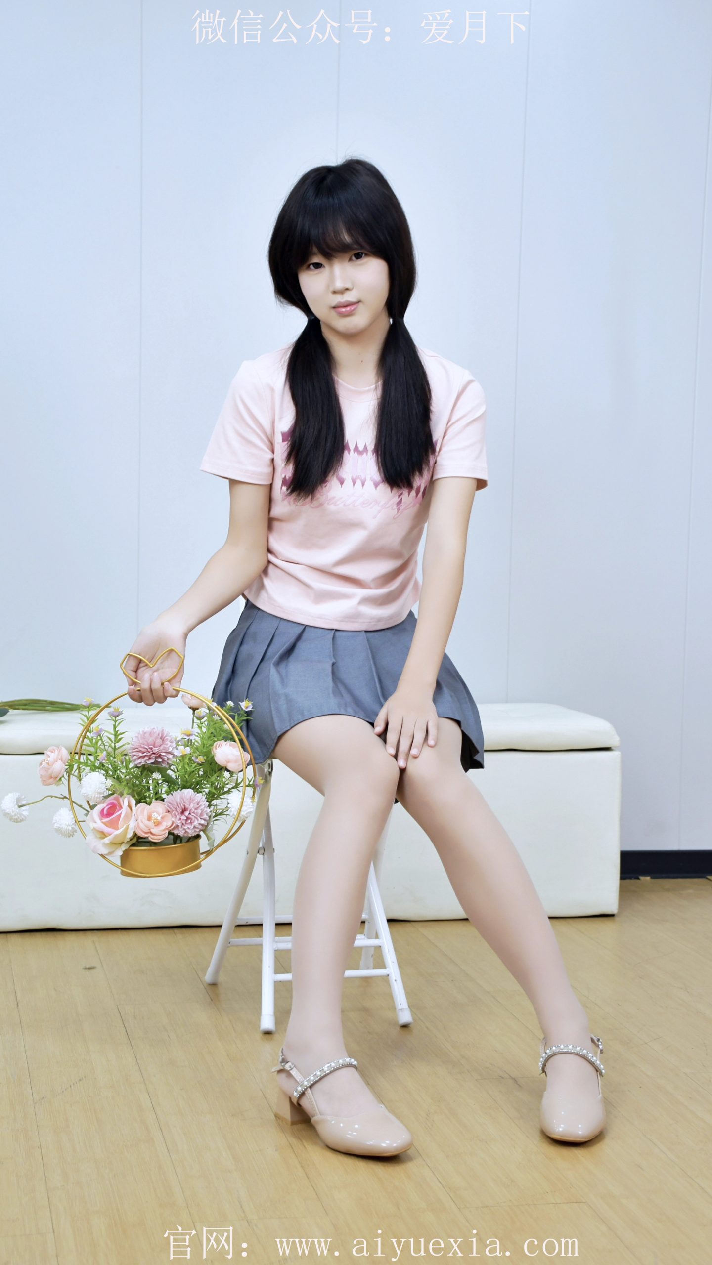 644/鑫鑫~【粉裙甜影】白墙木地粉衫配灰裙，玉足娇俏。