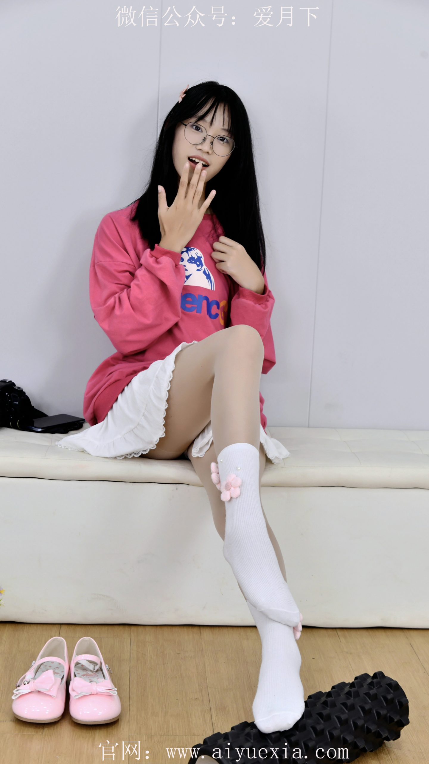 645/小念~【粉袜娇姿】玫衣白袜衬玉足，甜系少女室内拍摄。