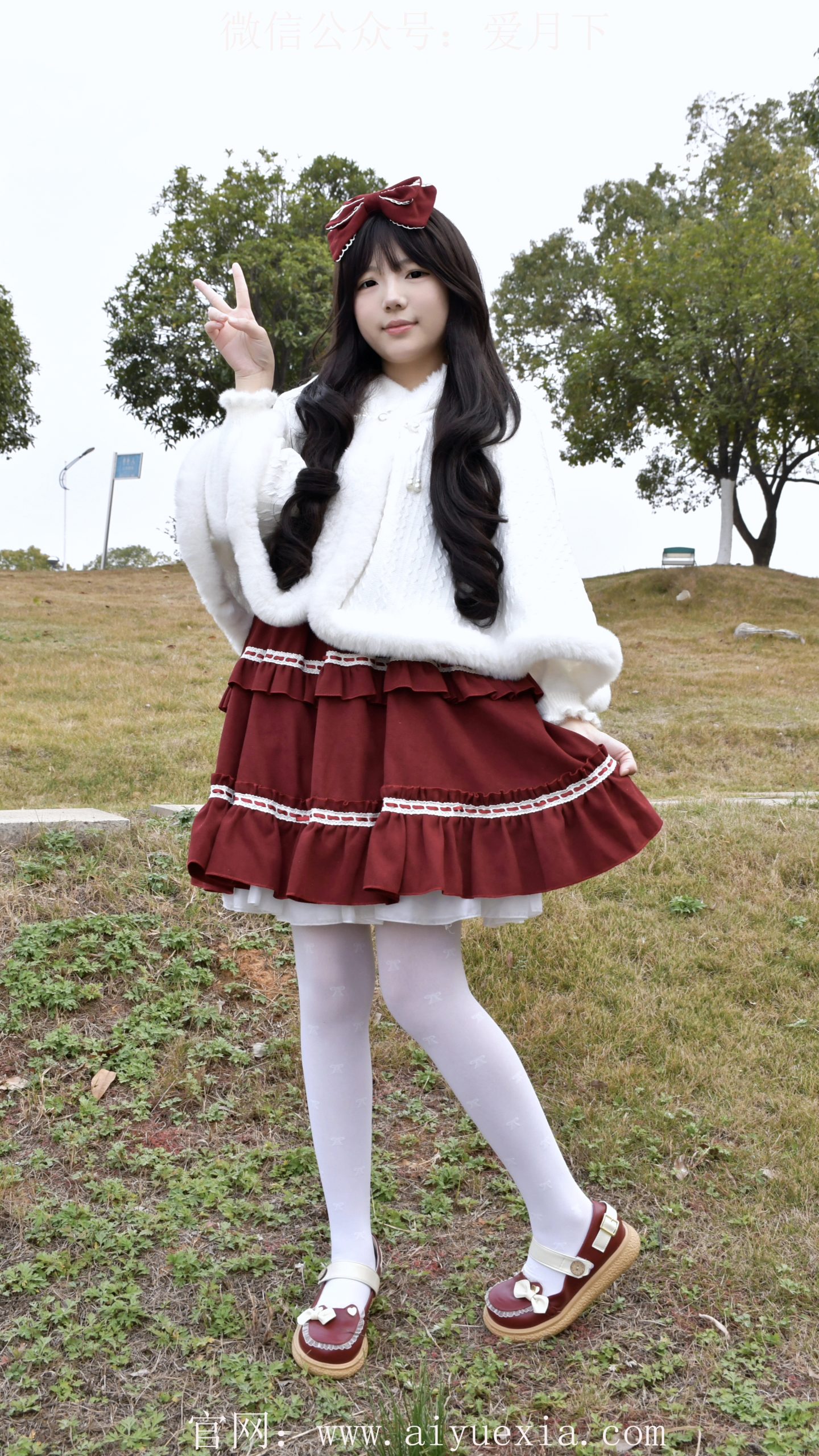 646/泡芙~【红裙踏泥】湖畔红裙白袜踩泥绘初冬甜景。