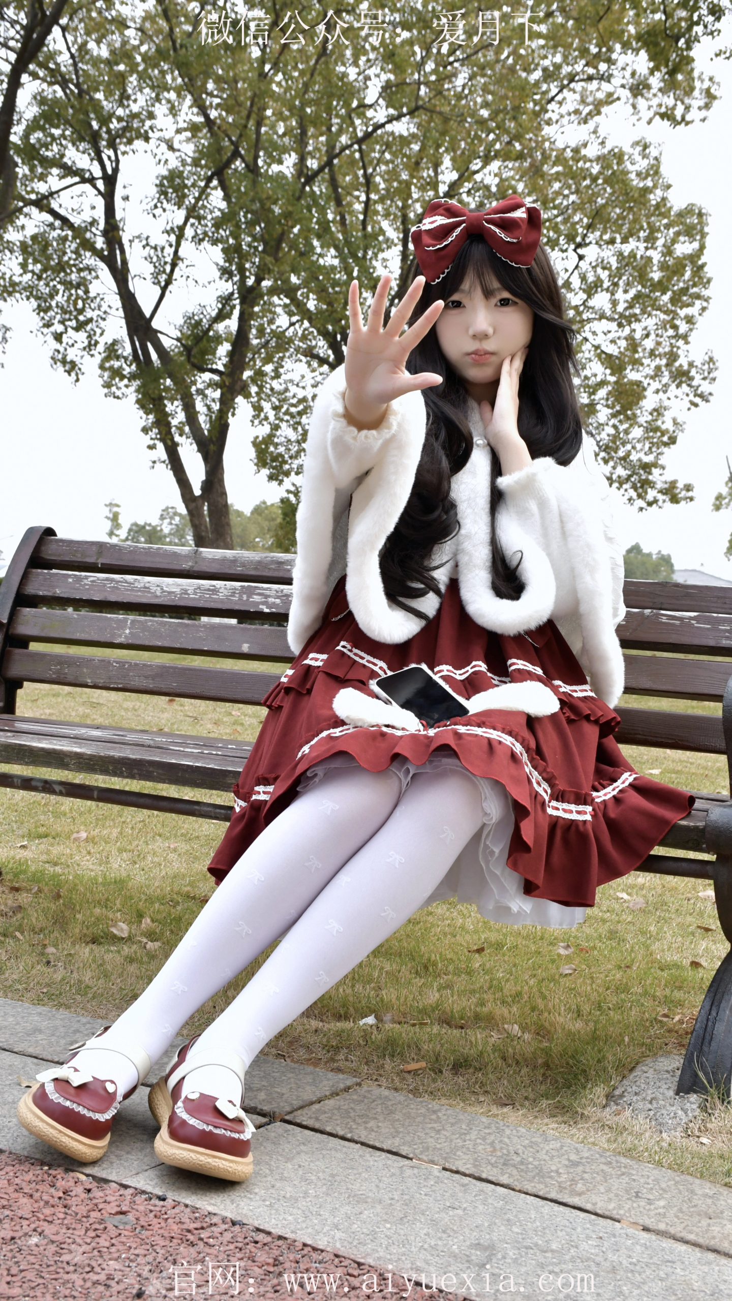646/泡芙~【红裙踏泥】湖畔红裙白袜踩泥绘初冬甜景。