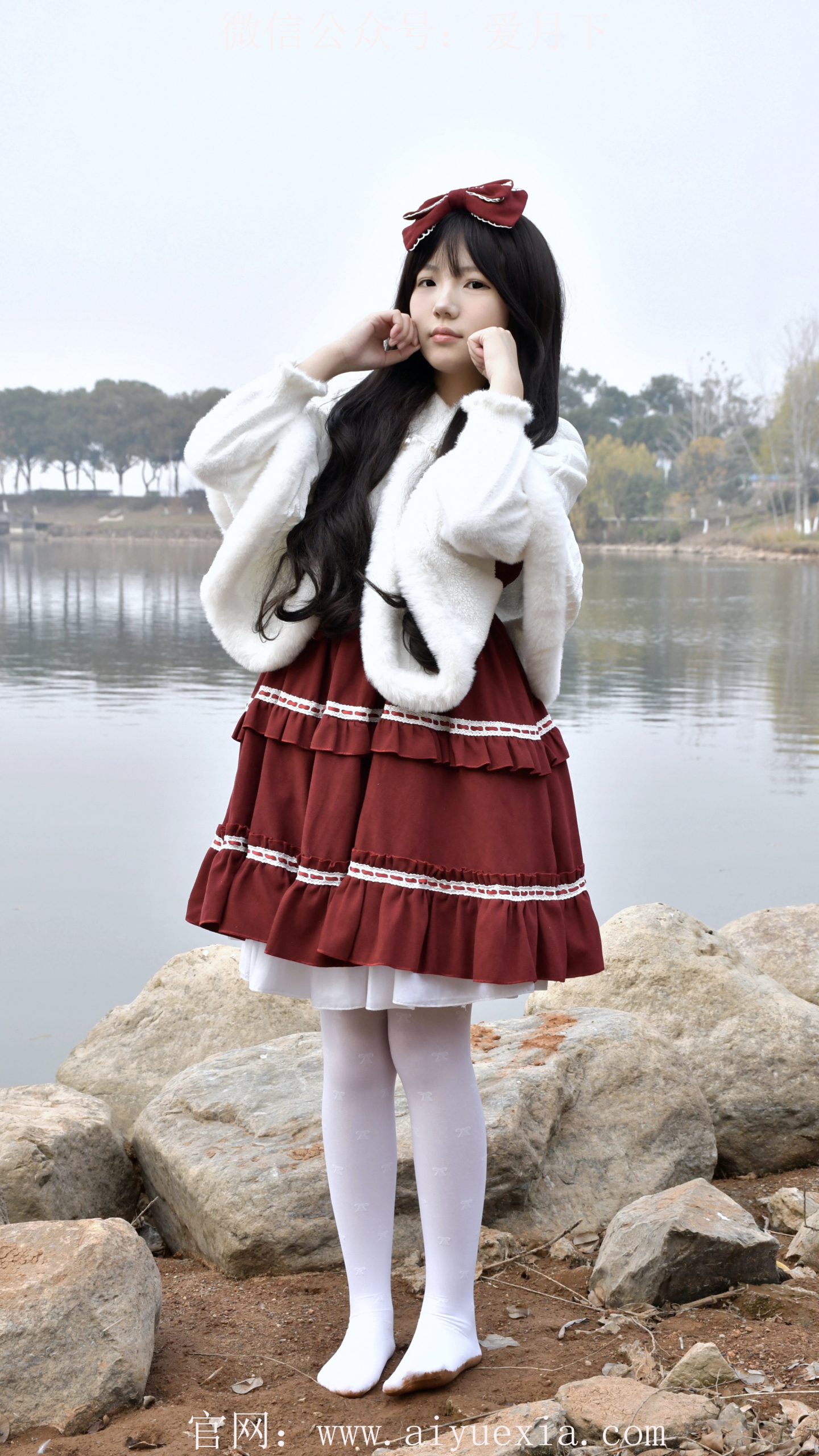 646/泡芙~【红裙踏泥】湖畔红裙白袜踩泥绘初冬甜景。