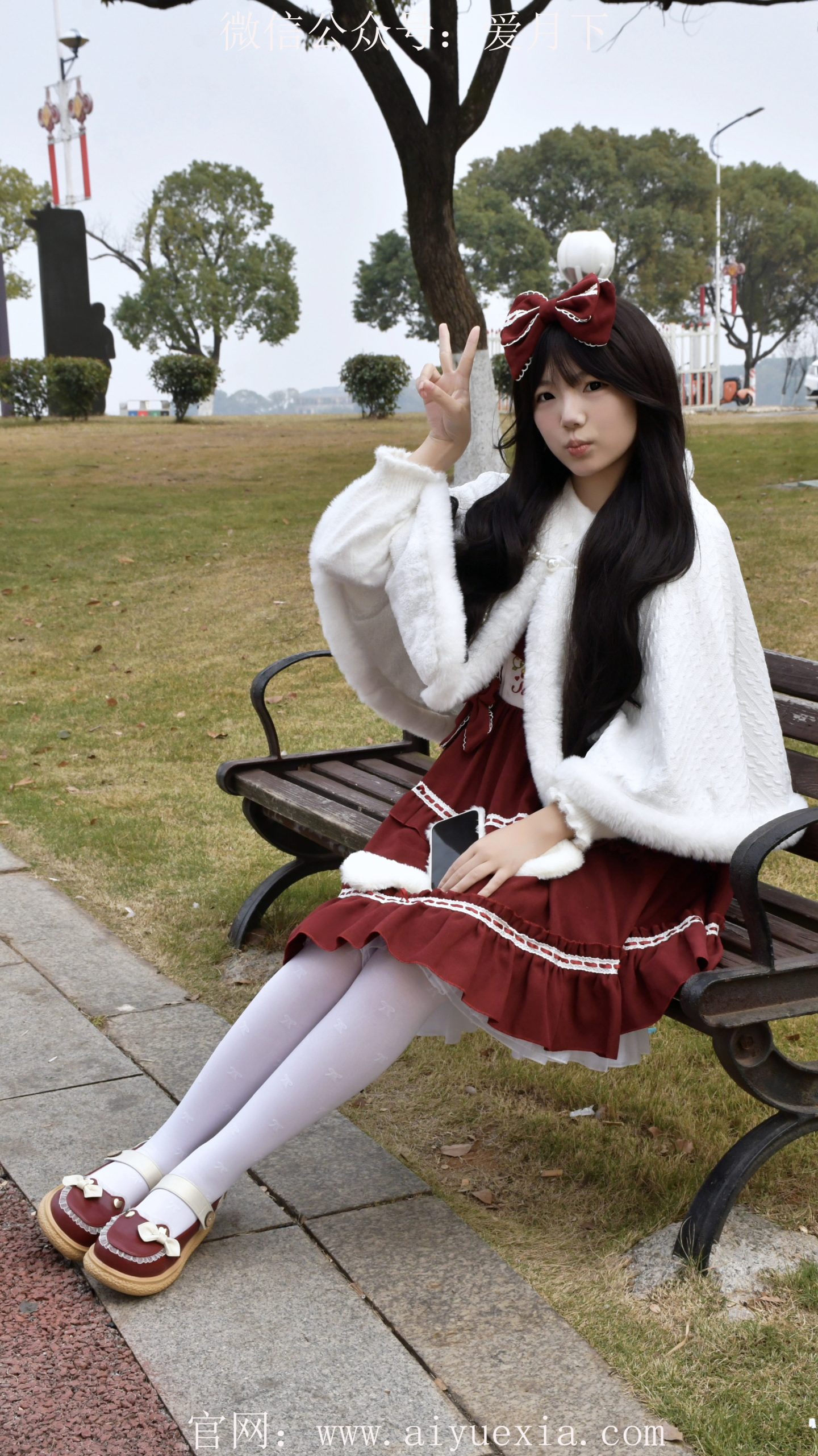 646/泡芙~【红裙踏泥】湖畔红裙白袜踩泥绘初冬甜景。