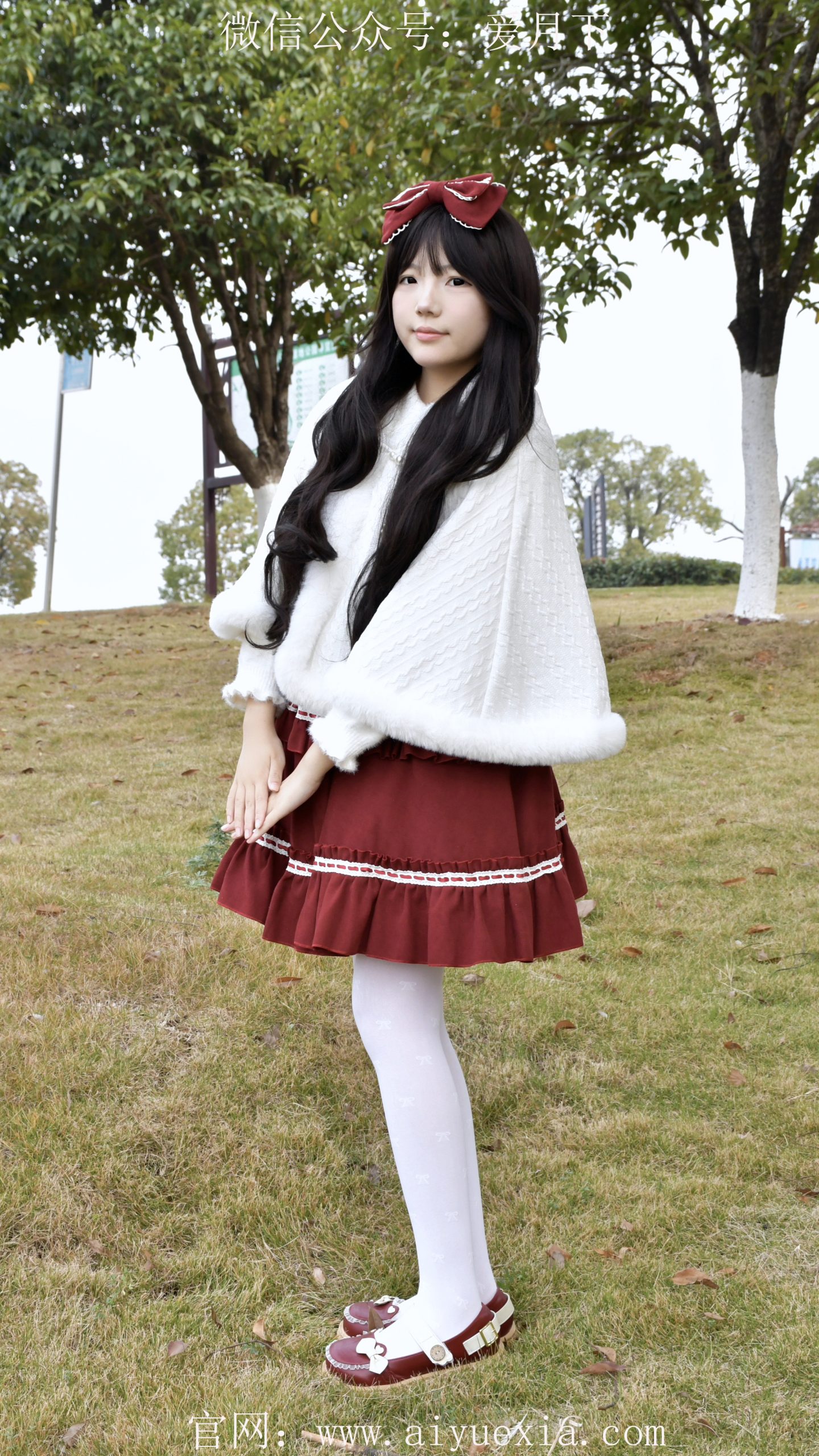 646/泡芙~【红裙踏泥】湖畔红裙白袜踩泥绘初冬甜景。