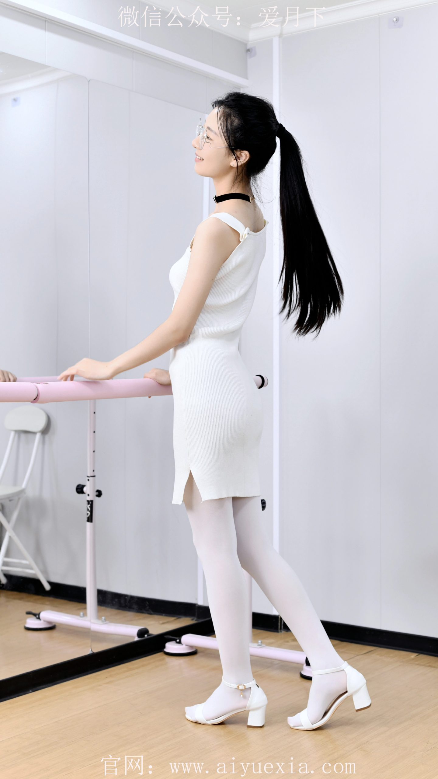 649/灯灯~【白袜轻扬】白袜裹足瑜伽间，柔影映室韵悠然。