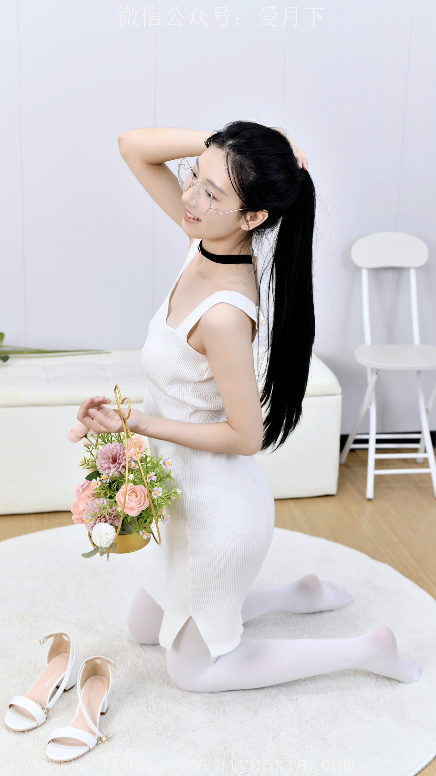 649/灯灯~【白袜轻扬】白袜裹足瑜伽间，柔影映室韵悠然。