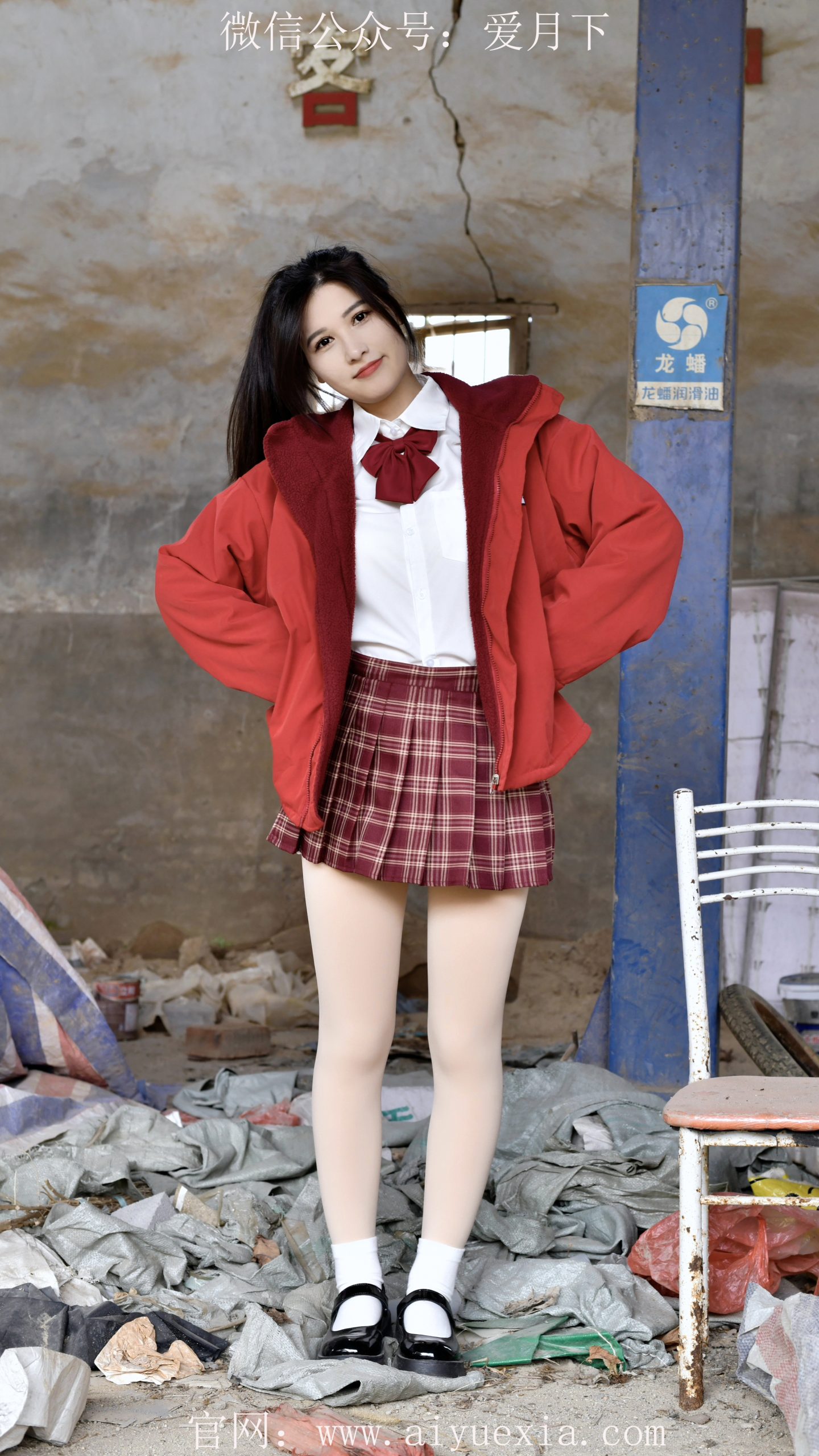 652/小艺~【踩沙红影】红衫踏沙行，素袜映荒庭。