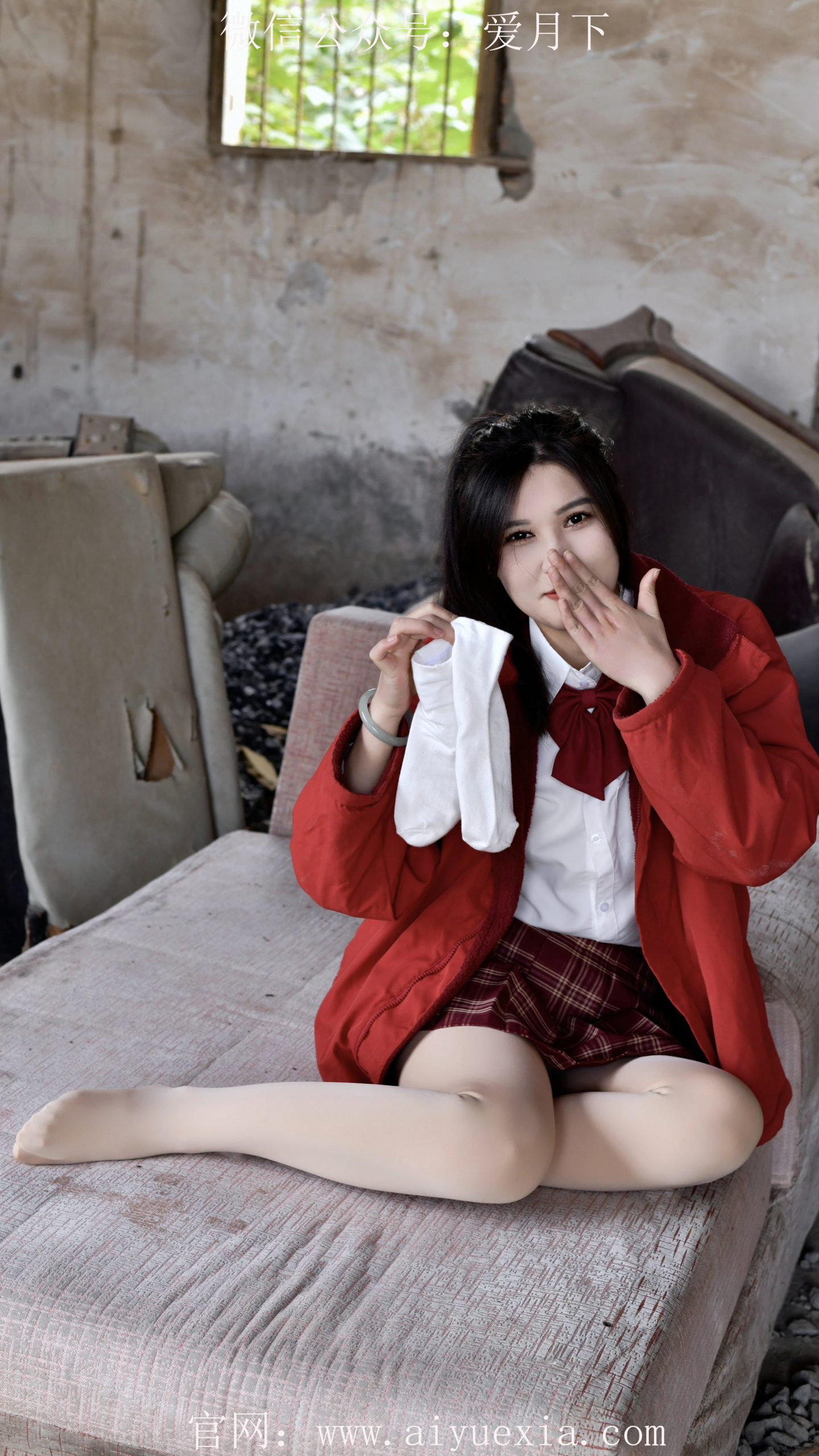 652/小艺~【踩沙红影】红衫踏沙行，素袜映荒庭。