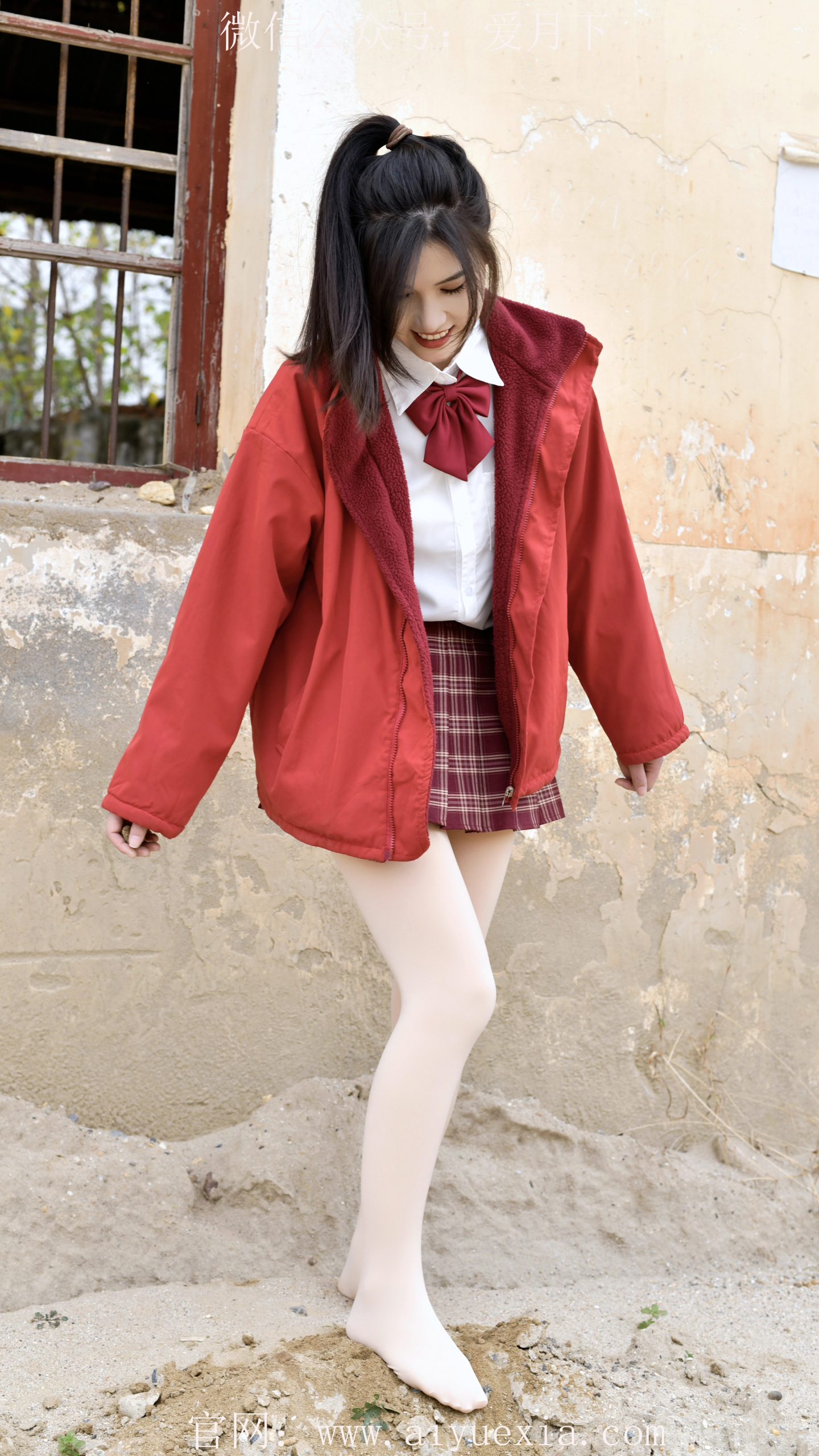 652/小艺~【踩沙红影】红衫踏沙行，素袜映荒庭。