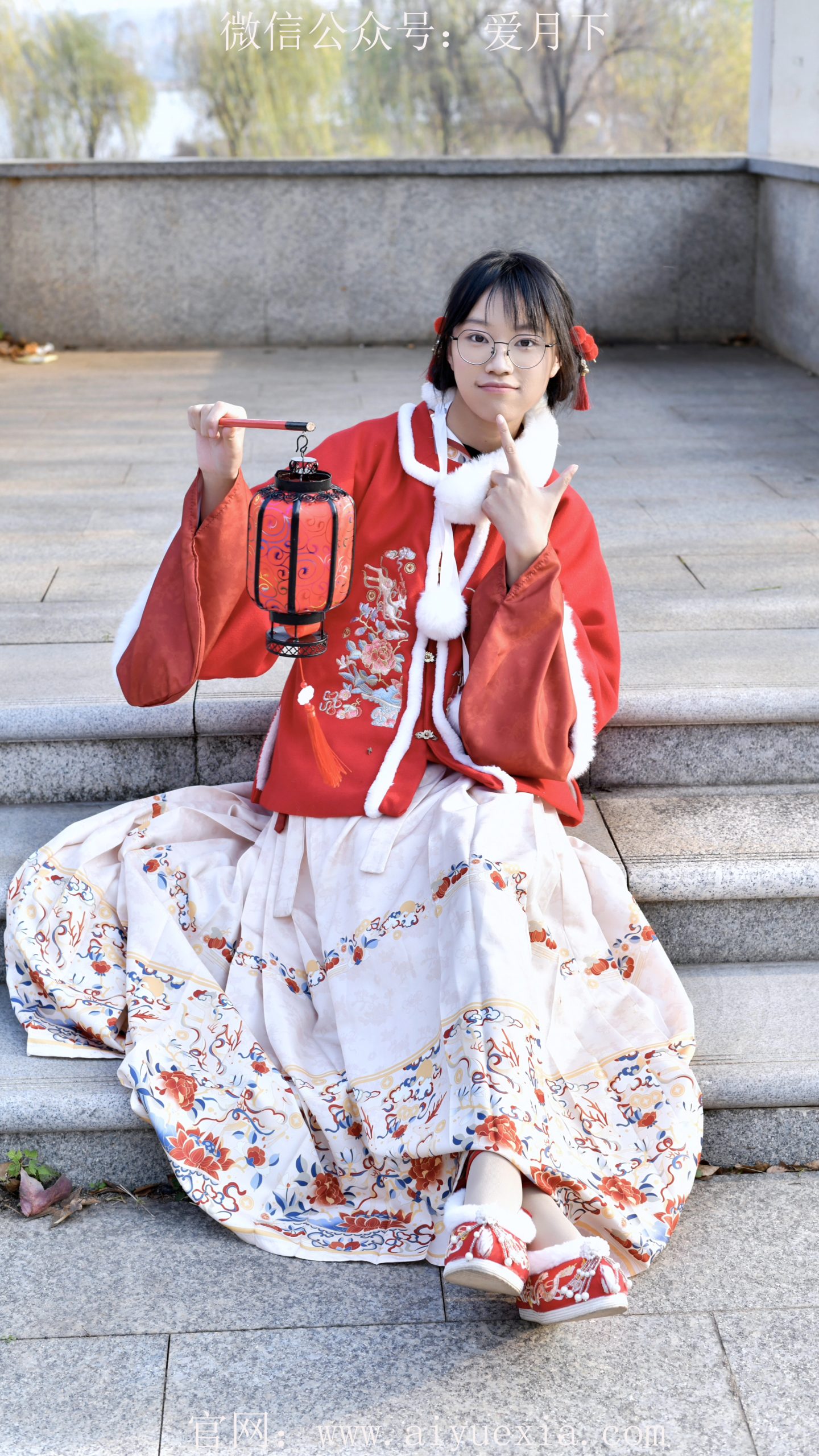 653/小念~【踏泥寻趣】  红袄映冬泥，素袜碾花意趣生。