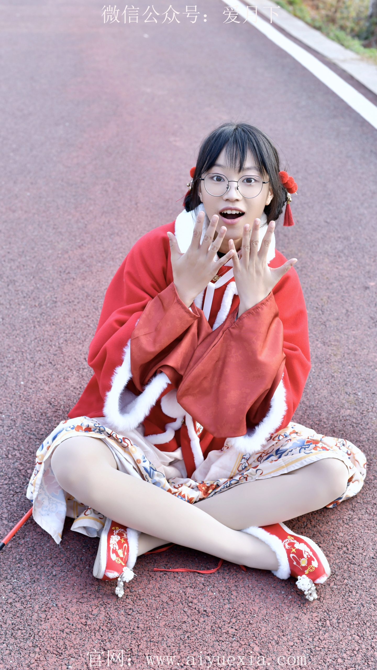 653/小念~【踏泥寻趣】  红袄映冬泥，素袜碾花意趣生。